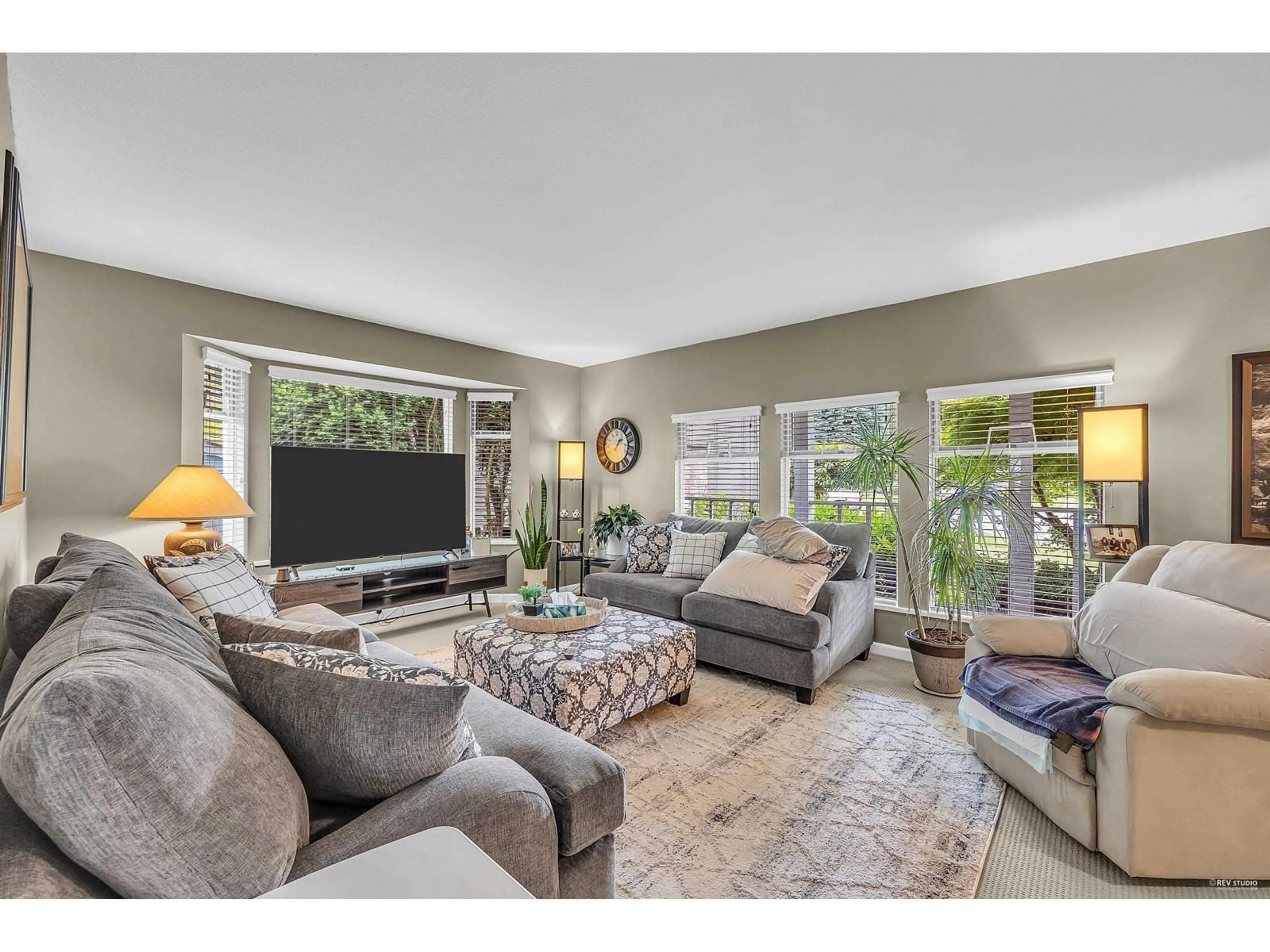 Living room with furniture, unknown for 14338 19, Surrey British Columbia V4A7S9