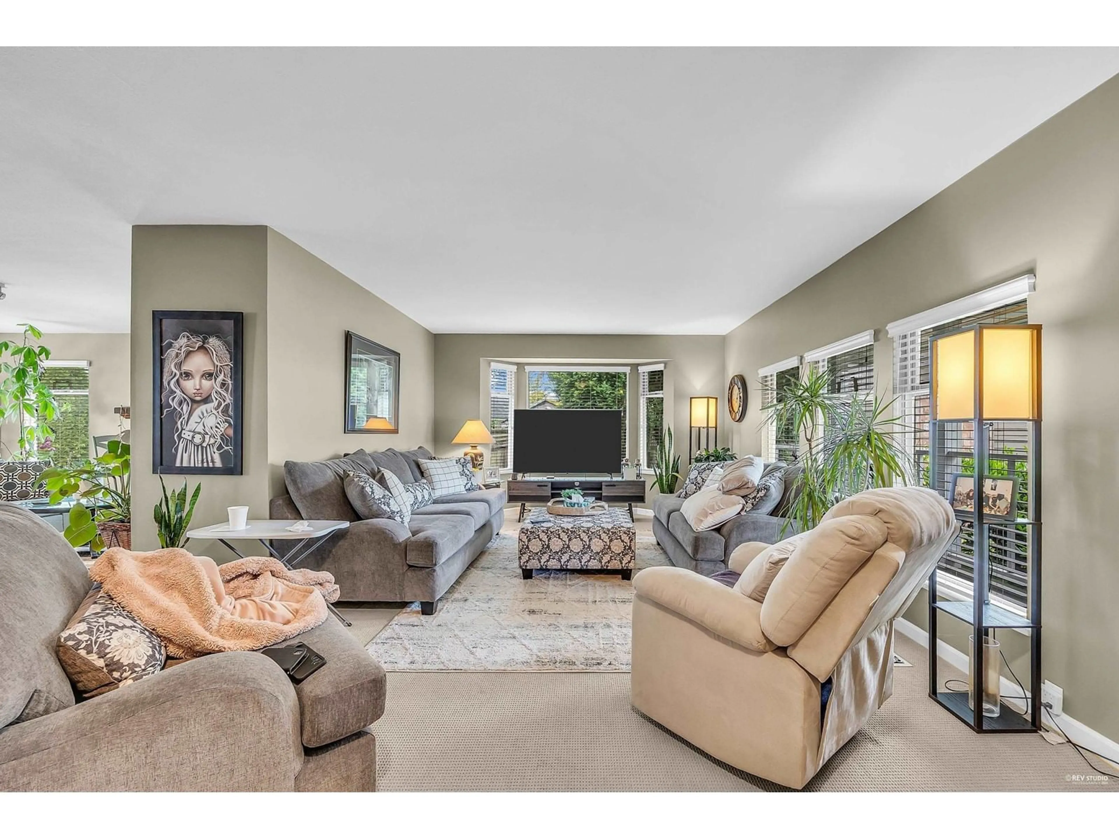 Living room with furniture, unknown for 14338 19, Surrey British Columbia V4A7S9
