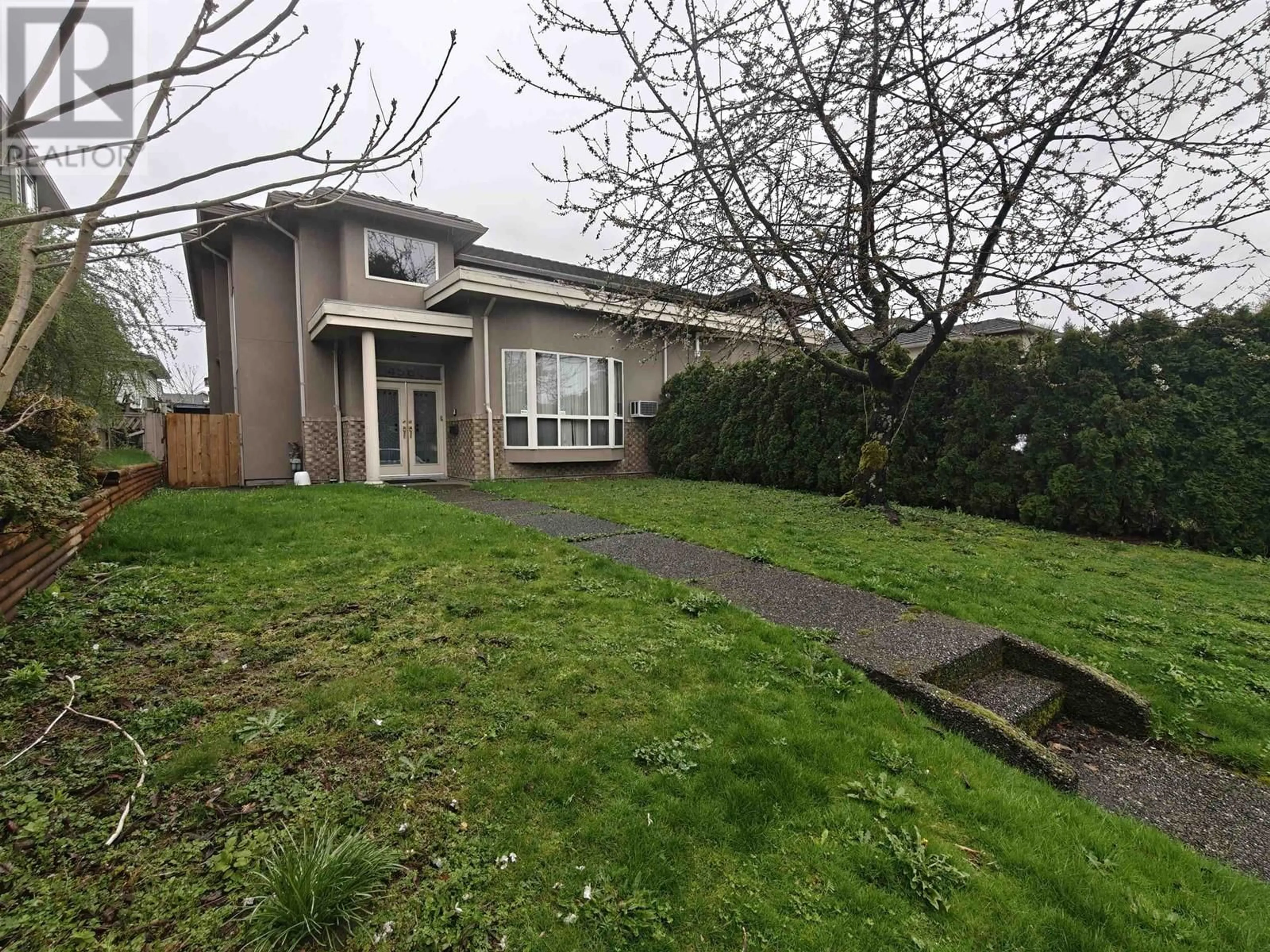A pic from outside/outdoor area/front of a property/back of a property/a pic from drone, street for 4586 BARKER AVENUE, Burnaby British Columbia V5G3C5