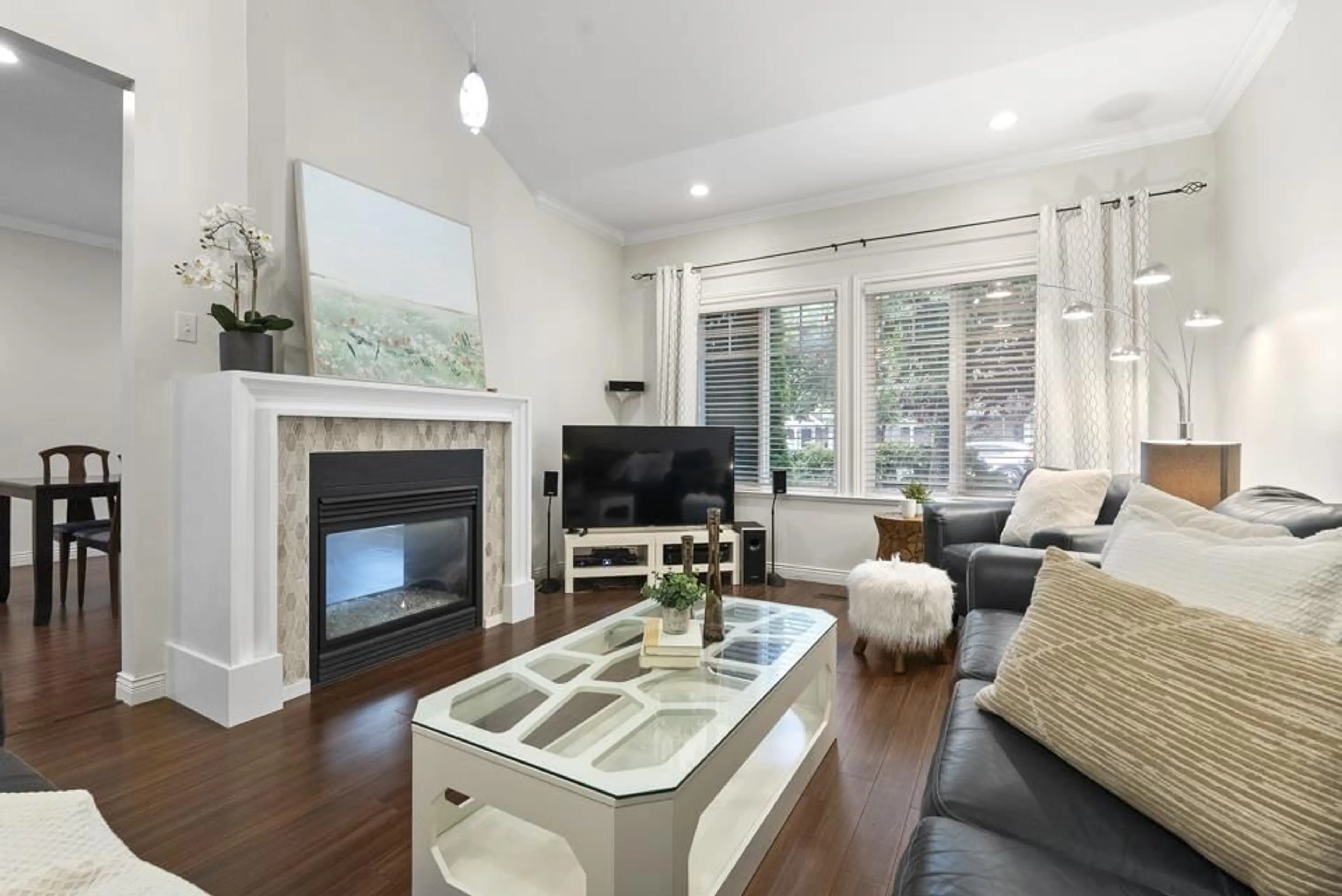 Living room with furniture, wood/laminate floor for 37 - 8717 159, Surrey British Columbia V4N5R9