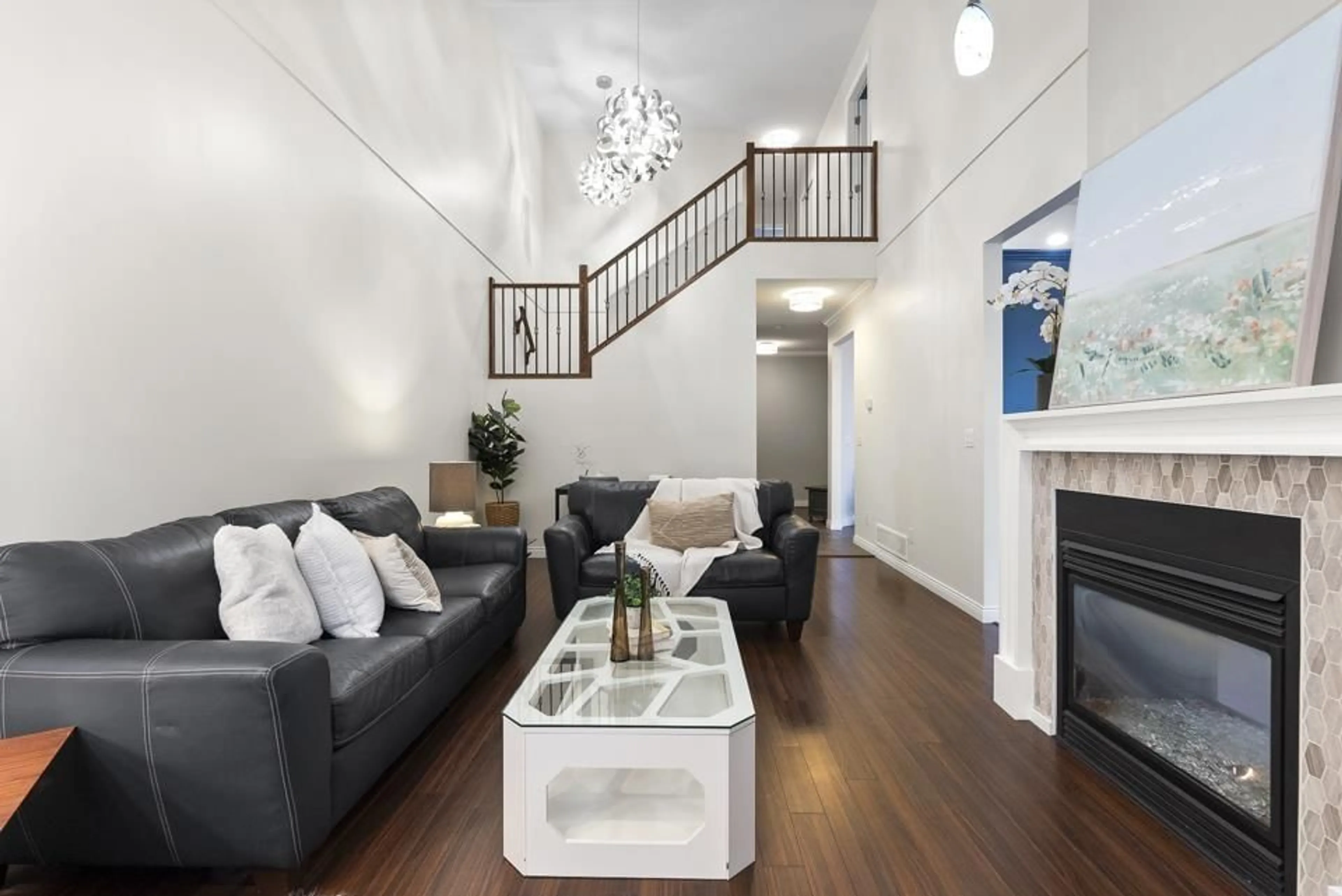 Living room with furniture, wood/laminate floor for 37 - 8717 159, Surrey British Columbia V4N5R9