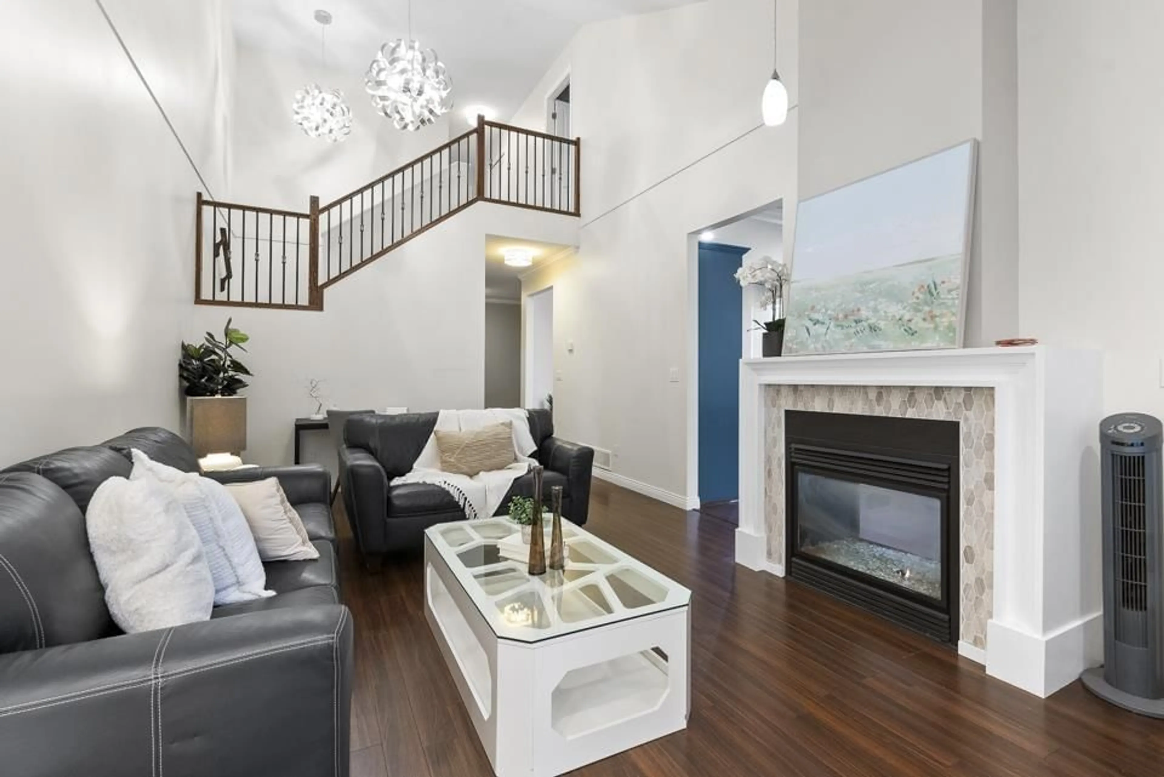 Living room with furniture, wood/laminate floor for 37 - 8717 159, Surrey British Columbia V4N5R9