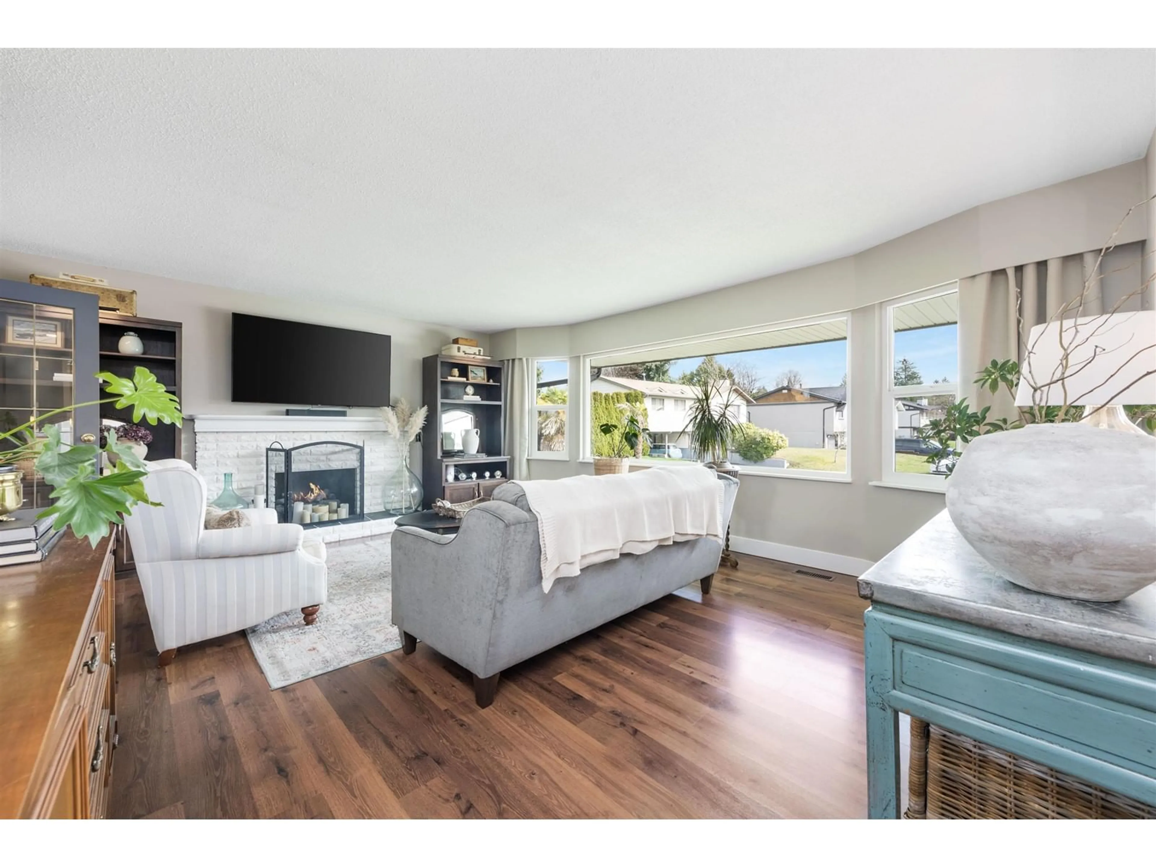Living room with furniture, wood/laminate floor for 11349 75A, Delta British Columbia V4C1H6