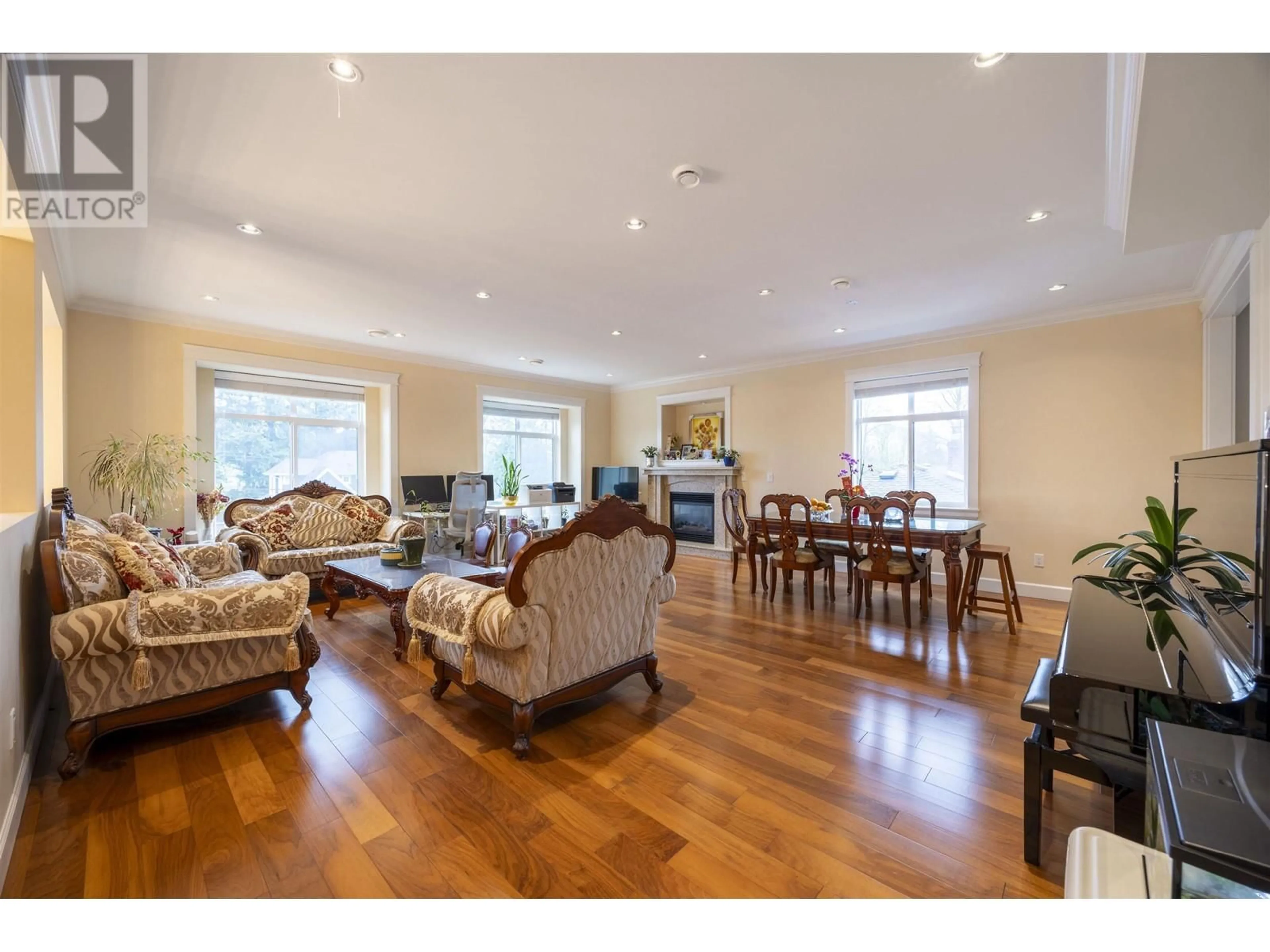 Living room with furniture, wood/laminate floor for 4346 WILDWOOD CRESCENT, Burnaby British Columbia V5G2M4