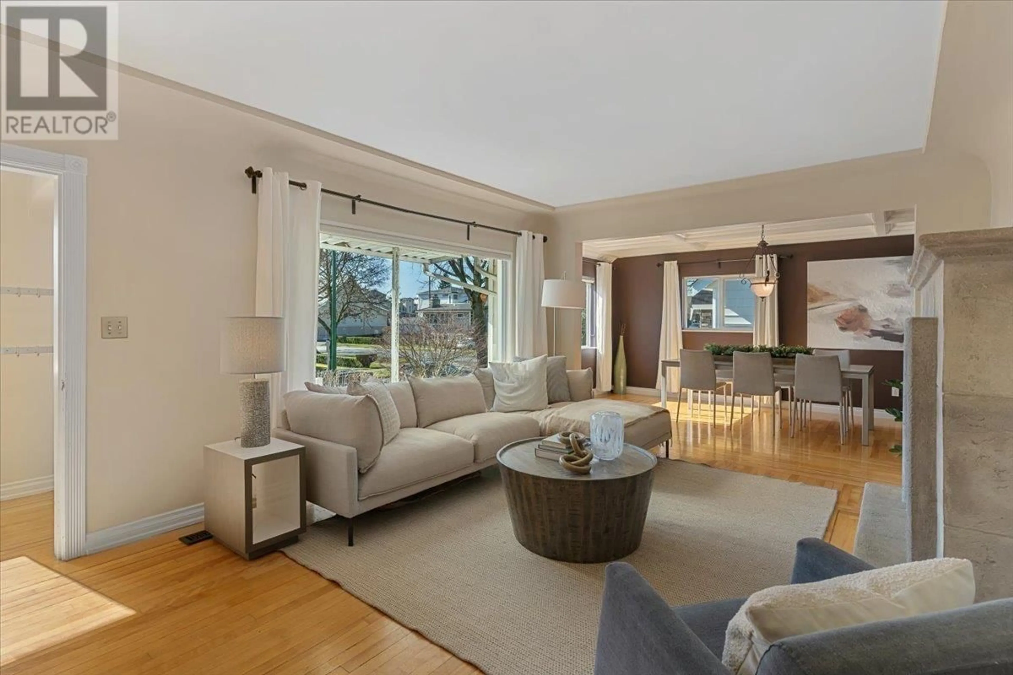 Living room with furniture, unknown for 3913 DUNDAS STREET, Burnaby British Columbia V5C1A6