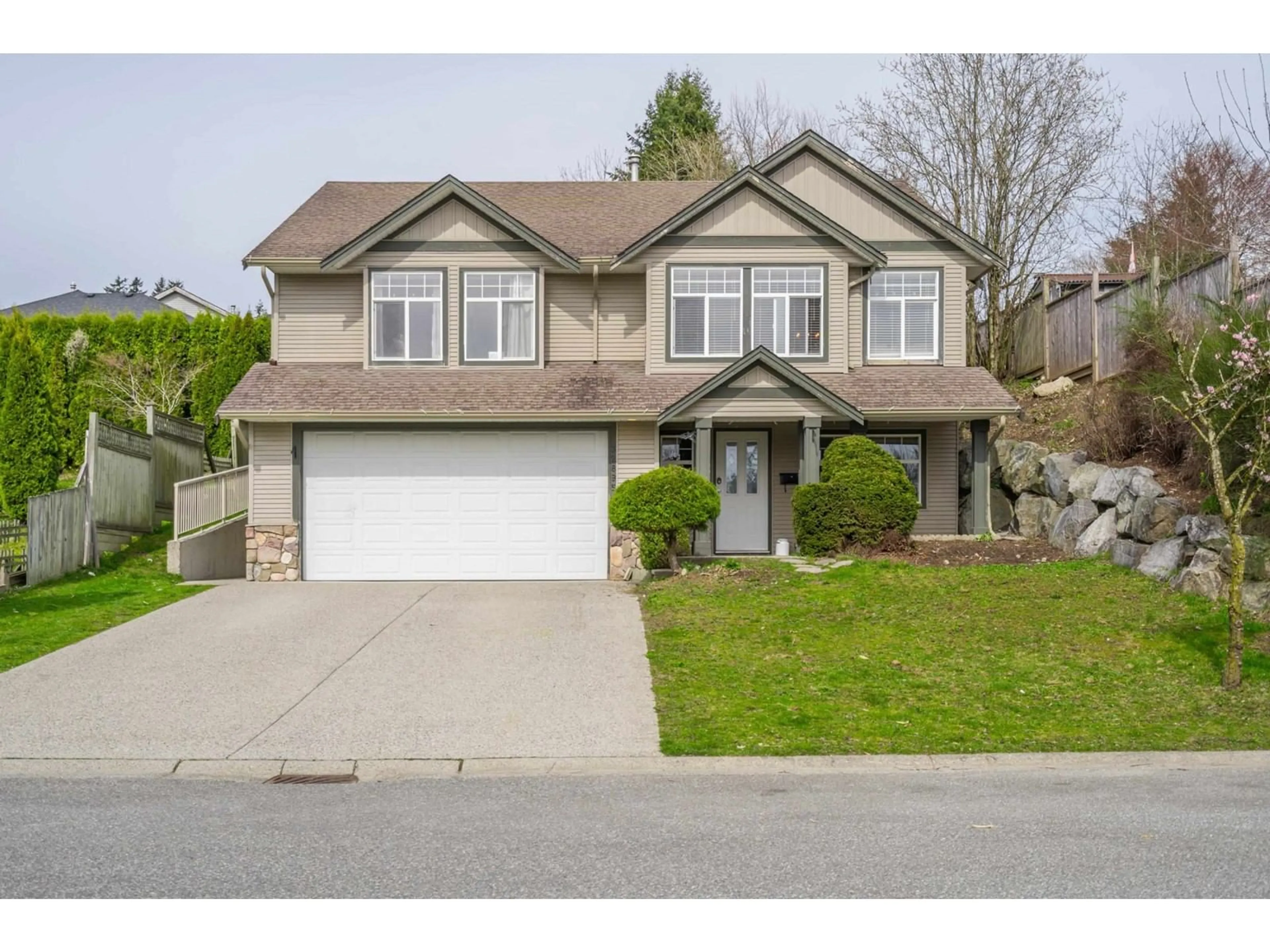 Home with vinyl exterior material, street for 32895 ARBUTUS, Mission British Columbia V2V2R9