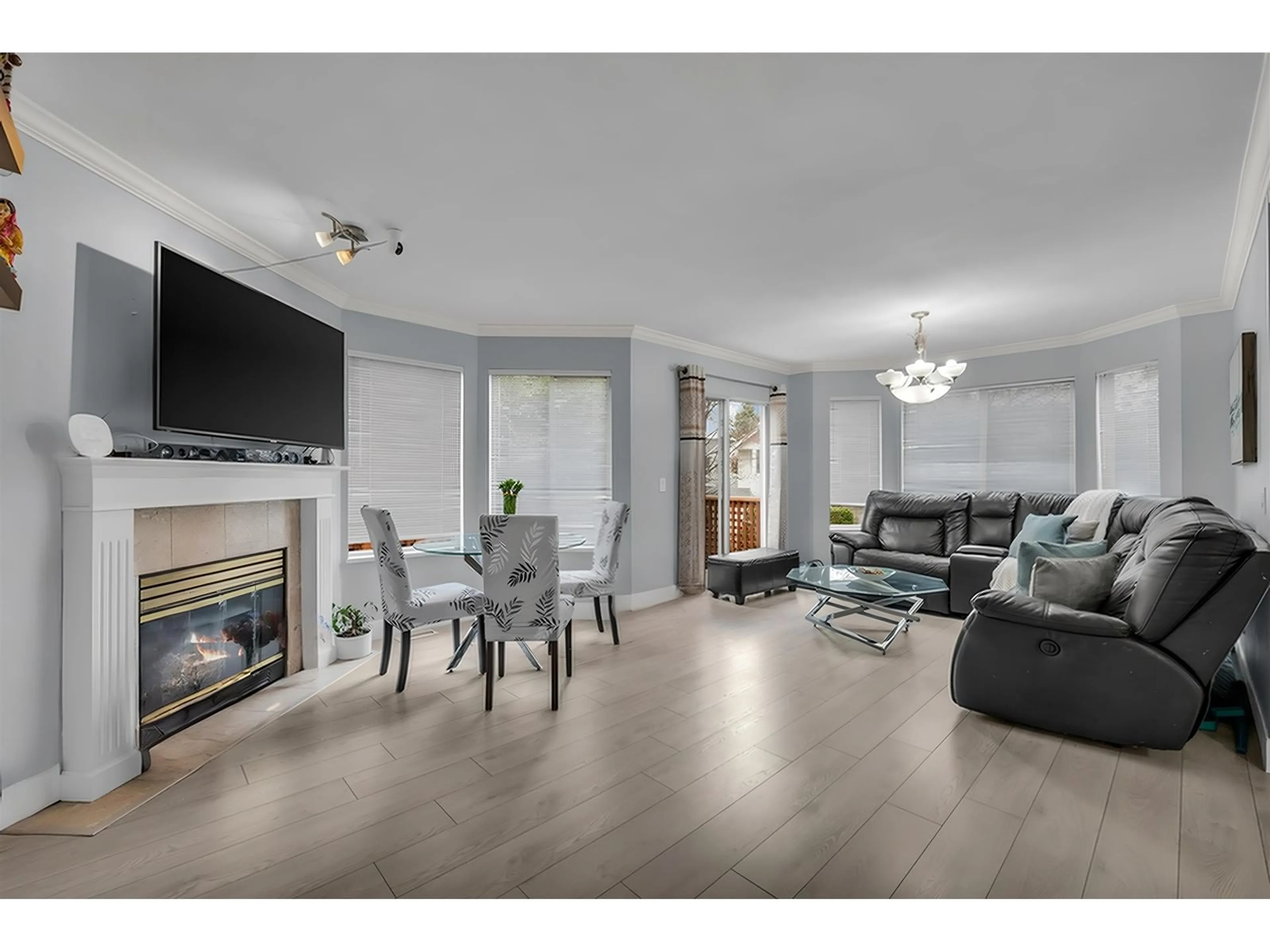 Living room with furniture, wood/laminate floor for 42 - 7875 122, Surrey British Columbia V3W0Y8