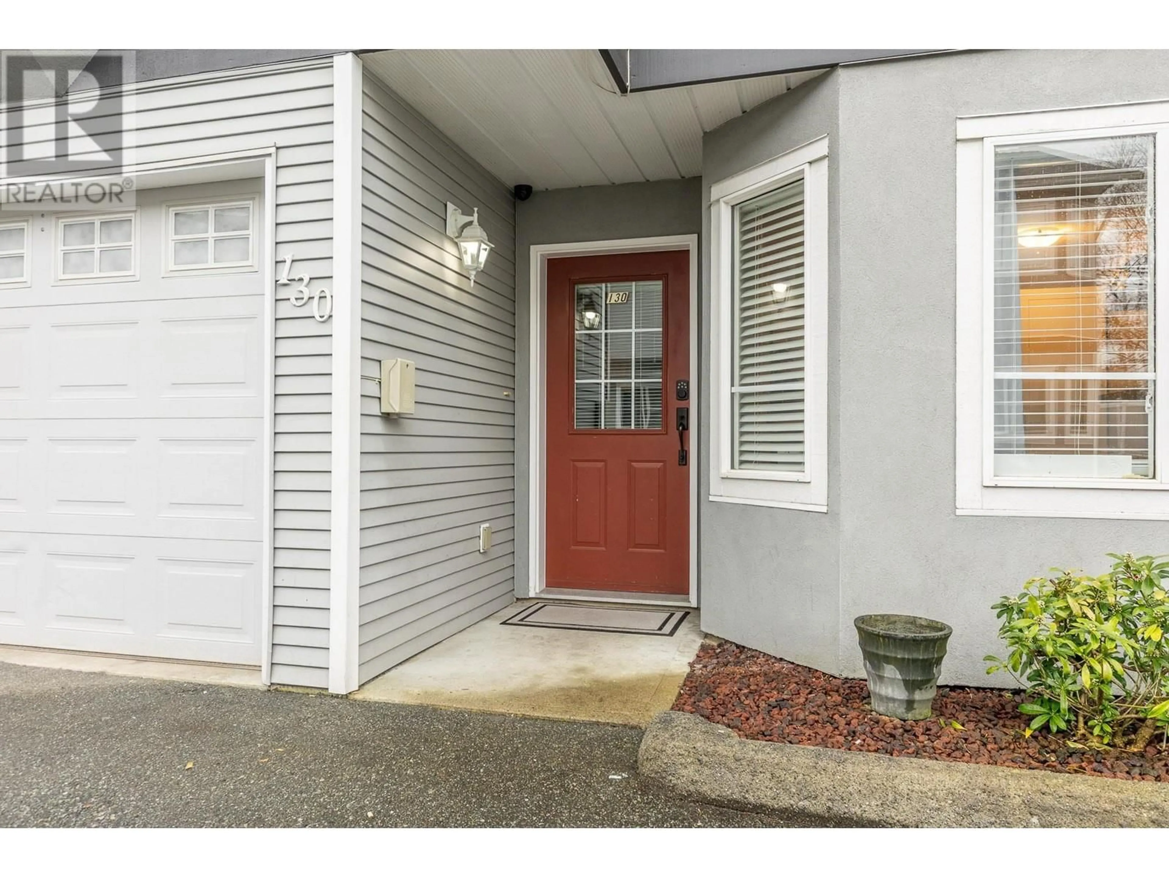 Indoor entryway for 130 - 22950 116 AVENUE, Maple Ridge British Columbia V2X2T7