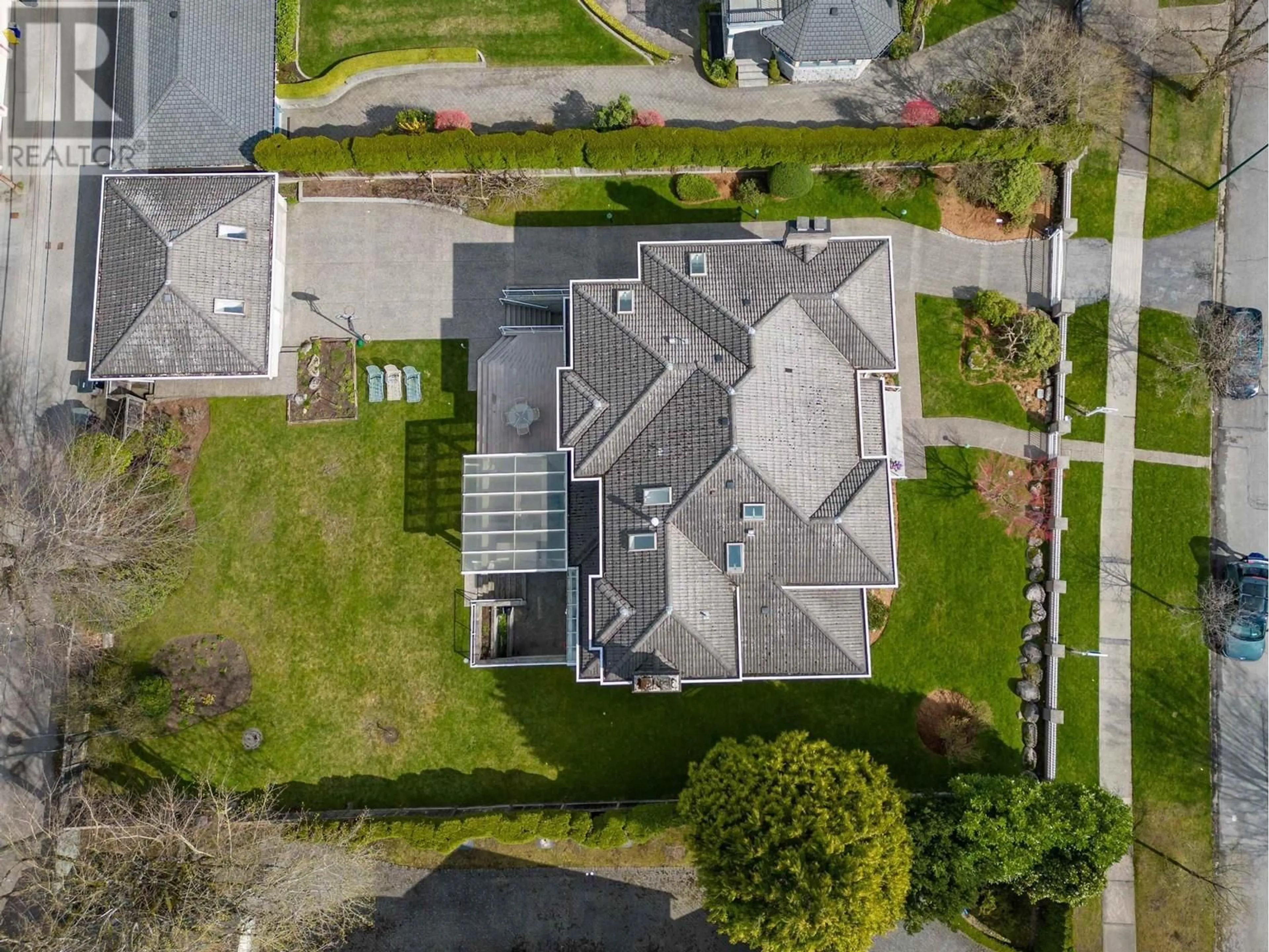 A pic from outside/outdoor area/front of a property/back of a property/a pic from drone, street for 1437 CONNAUGHT DRIVE, Vancouver British Columbia V6H2H5