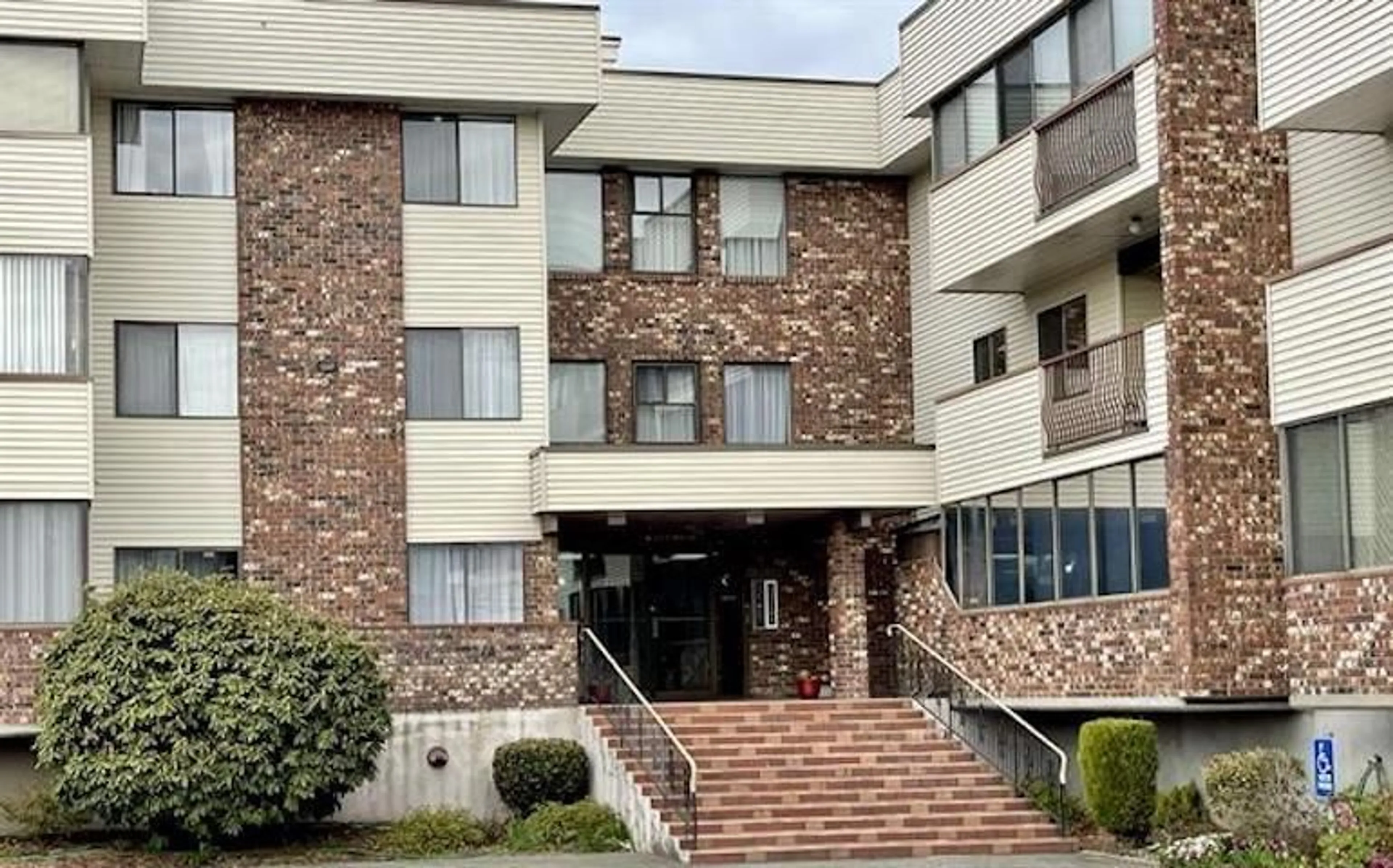 Indoor foyer for 205 - 33369 OLD YALE, Abbotsford British Columbia V2S2J6