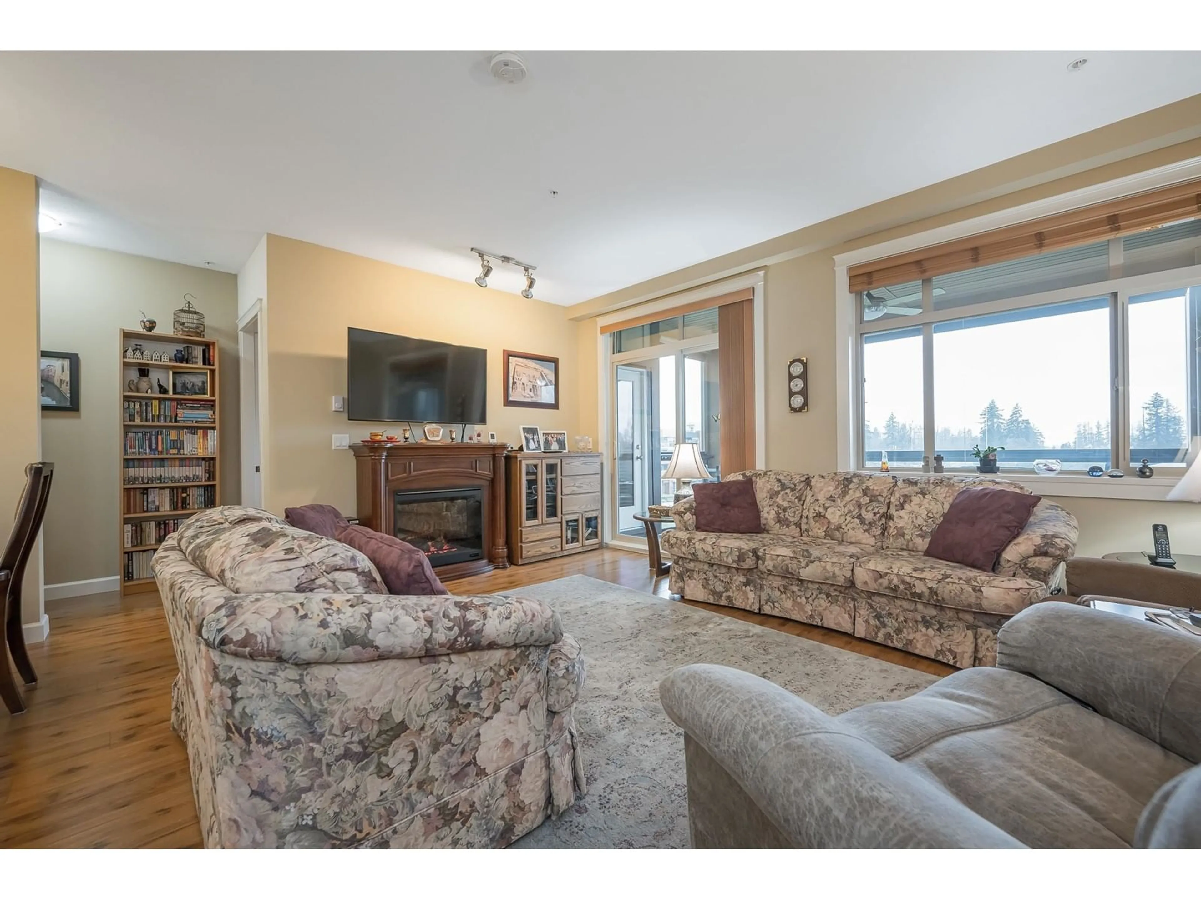 Living room with furniture, wood/laminate floor for 408 - 8067 207, Langley British Columbia V2Y0N9