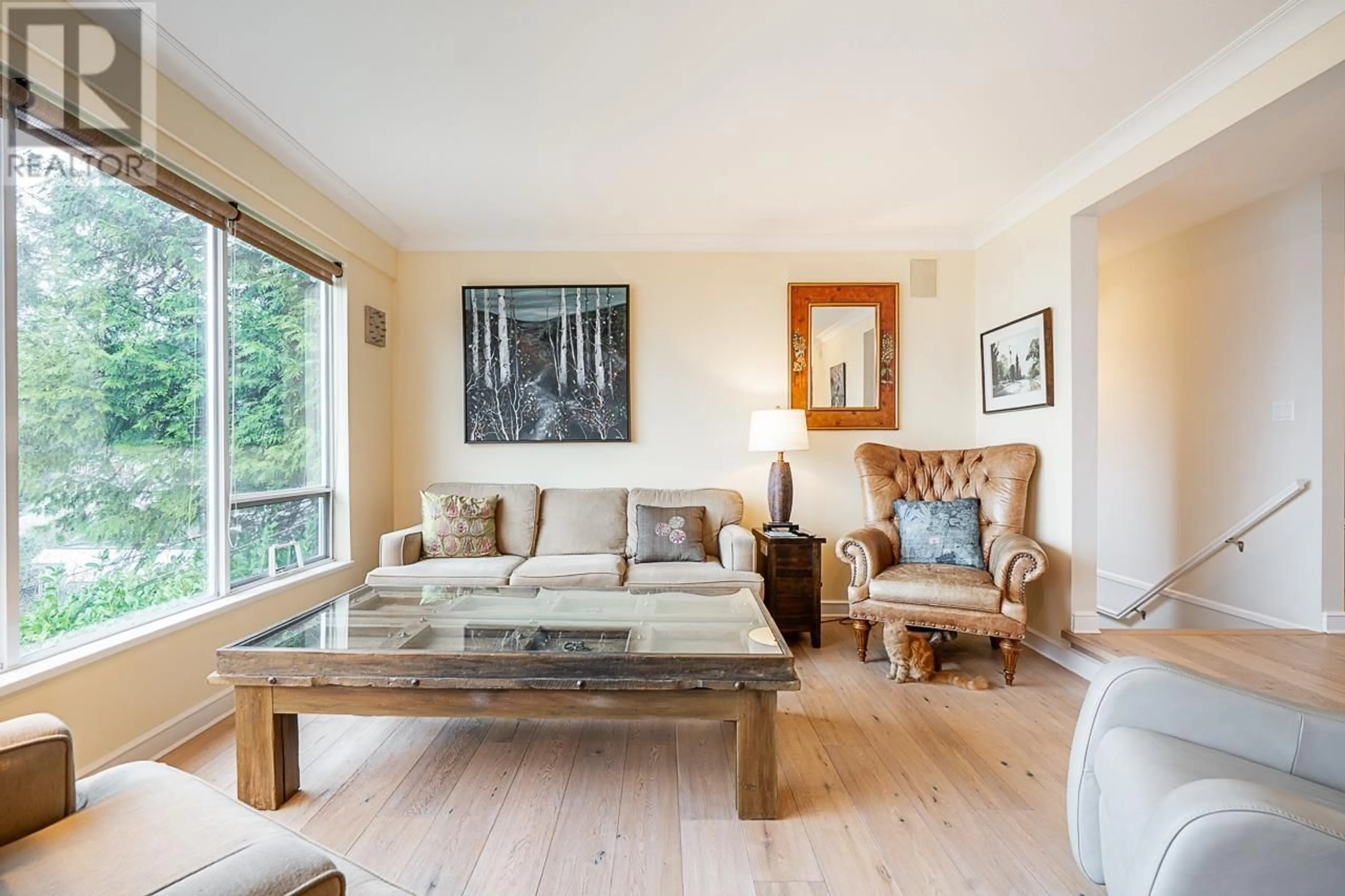 Living room with furniture, wood/laminate floor for 6236 WELLINGTON AVENUE, West Vancouver British Columbia V7W2H4