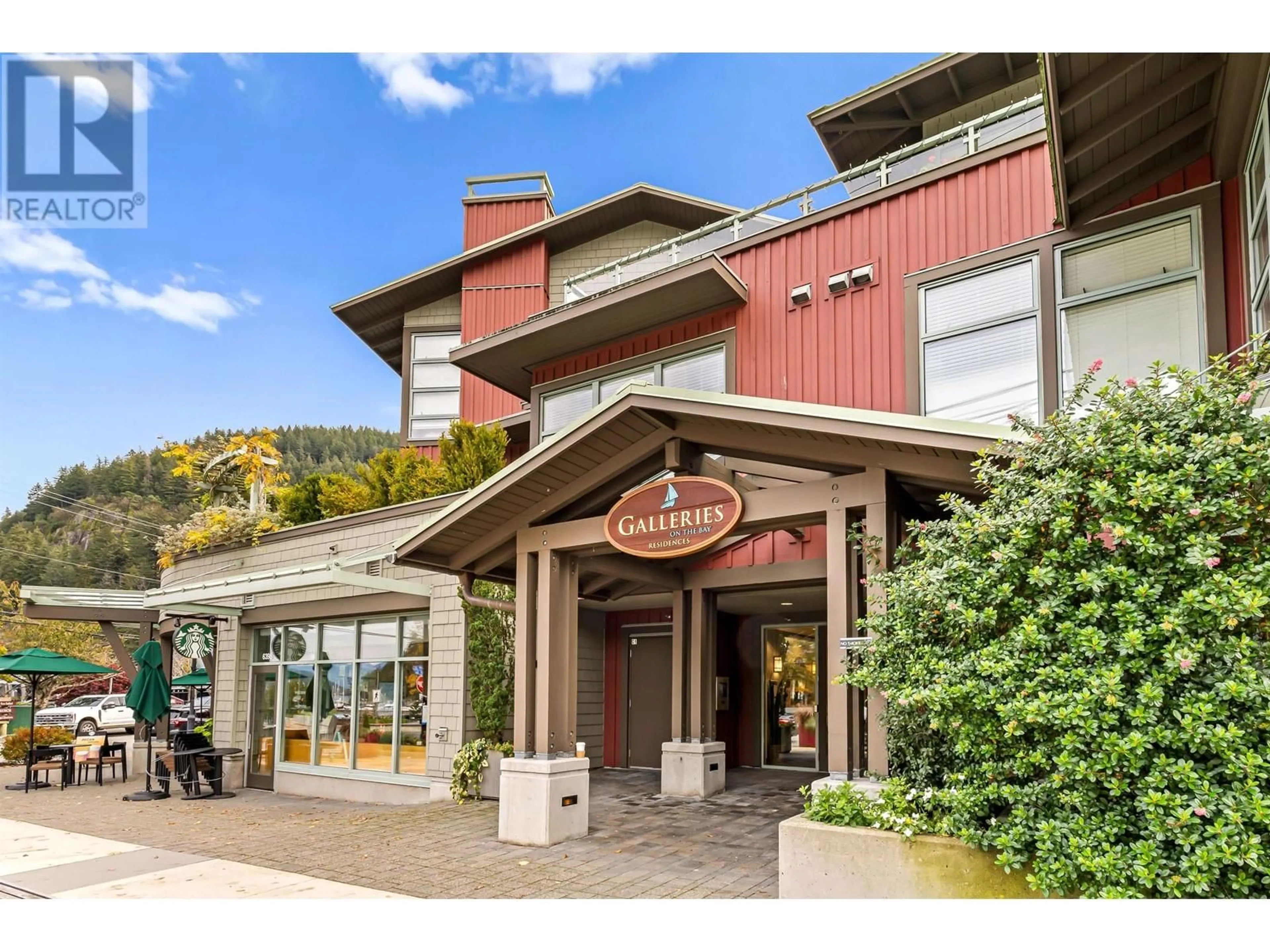Indoor foyer for 201 - 6688 ROYAL AVENUE, West Vancouver British Columbia V7W2B9