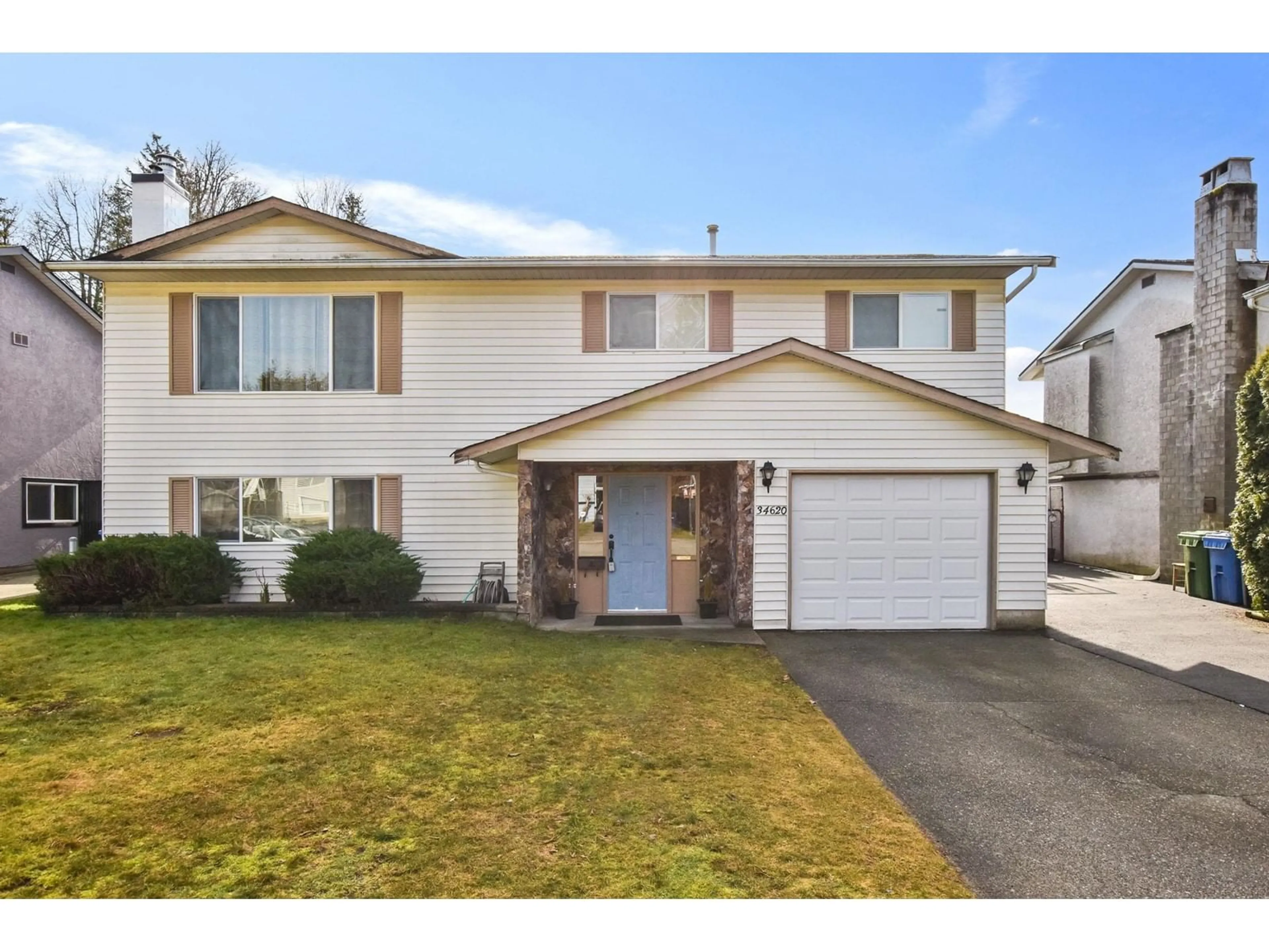 Home with vinyl exterior material, street for 34620 PEARL, Abbotsford British Columbia V2S2V8