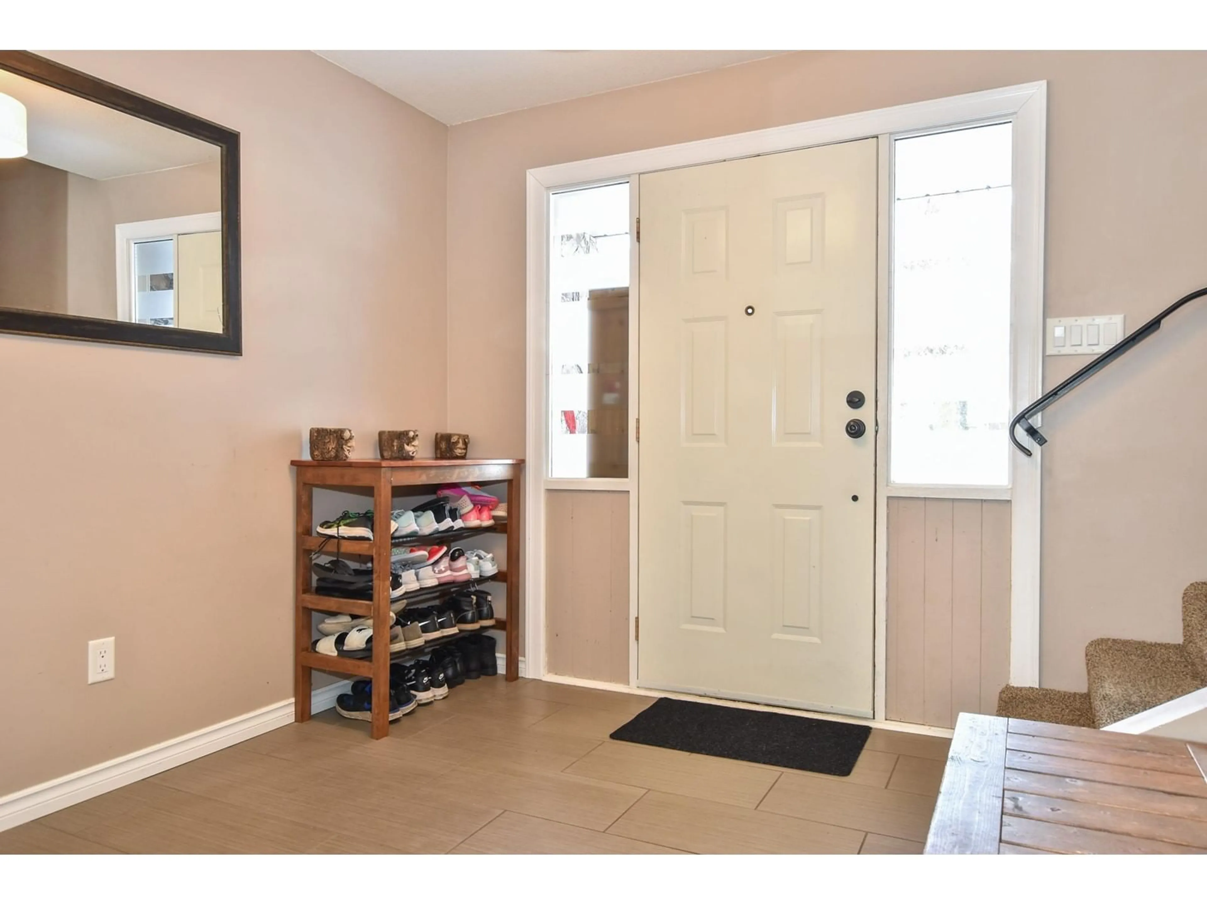 Indoor entryway for 34620 PEARL, Abbotsford British Columbia V2S2V8
