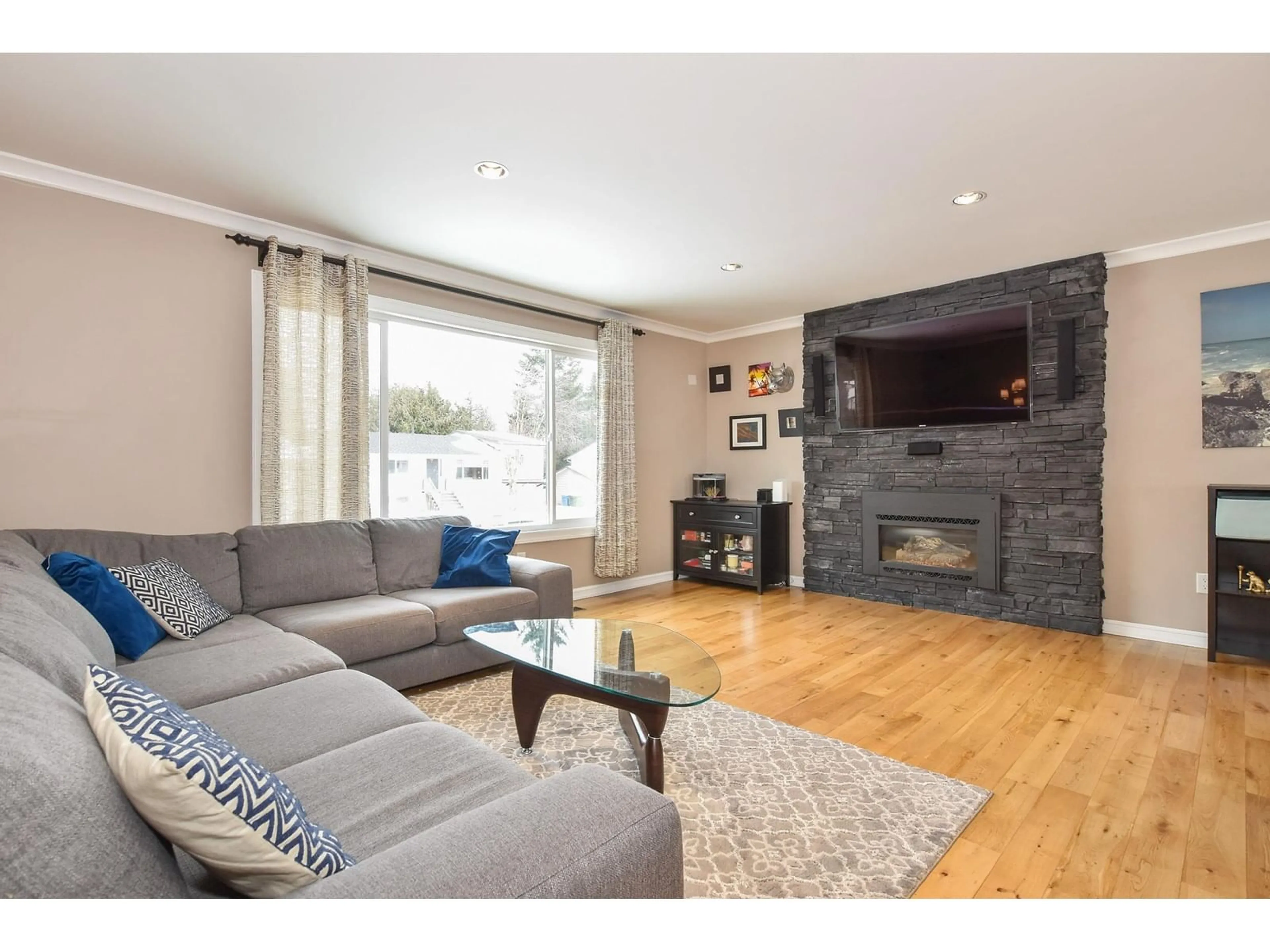 Living room with furniture, wood/laminate floor for 34620 PEARL, Abbotsford British Columbia V2S2V8