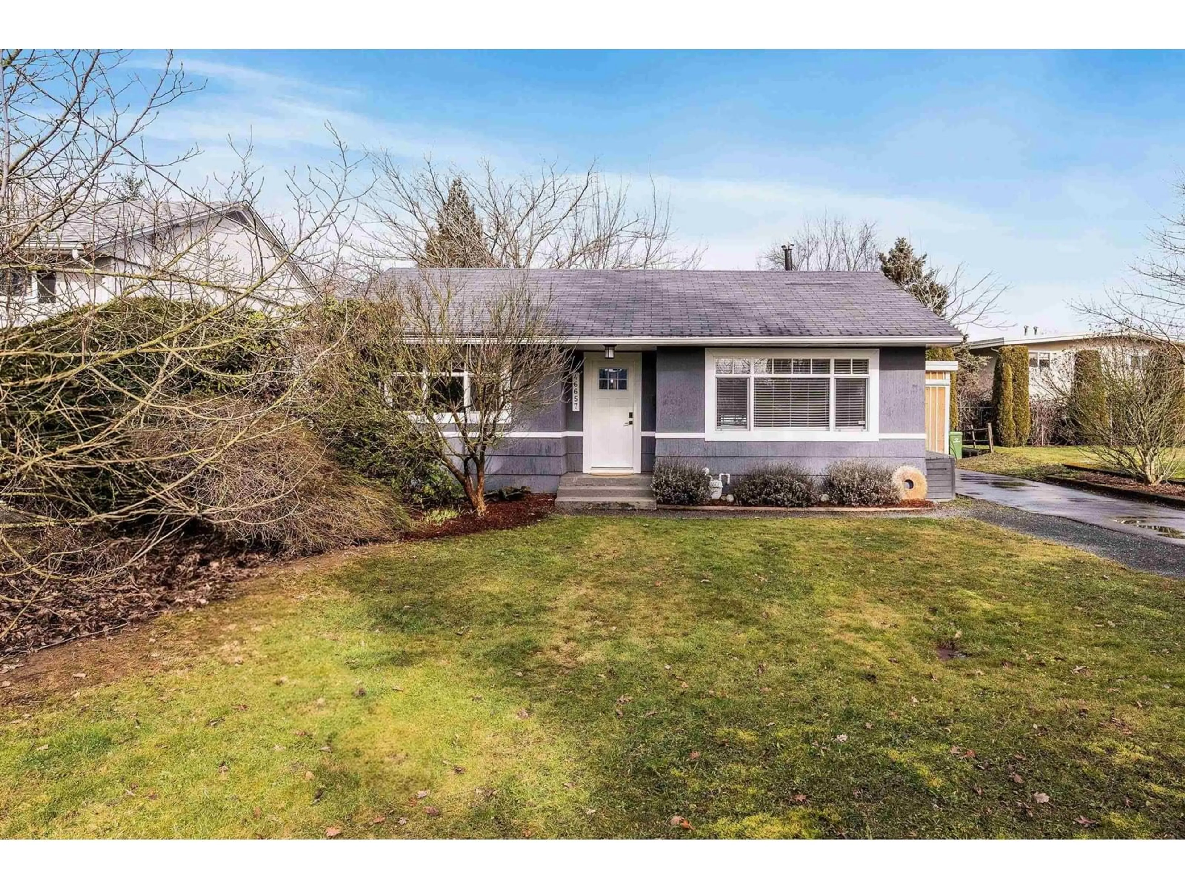 A pic from outside/outdoor area/front of a property/back of a property/a pic from drone, street for 46657 CEDAR AVENUE, Chilliwack British Columbia V2P2H4