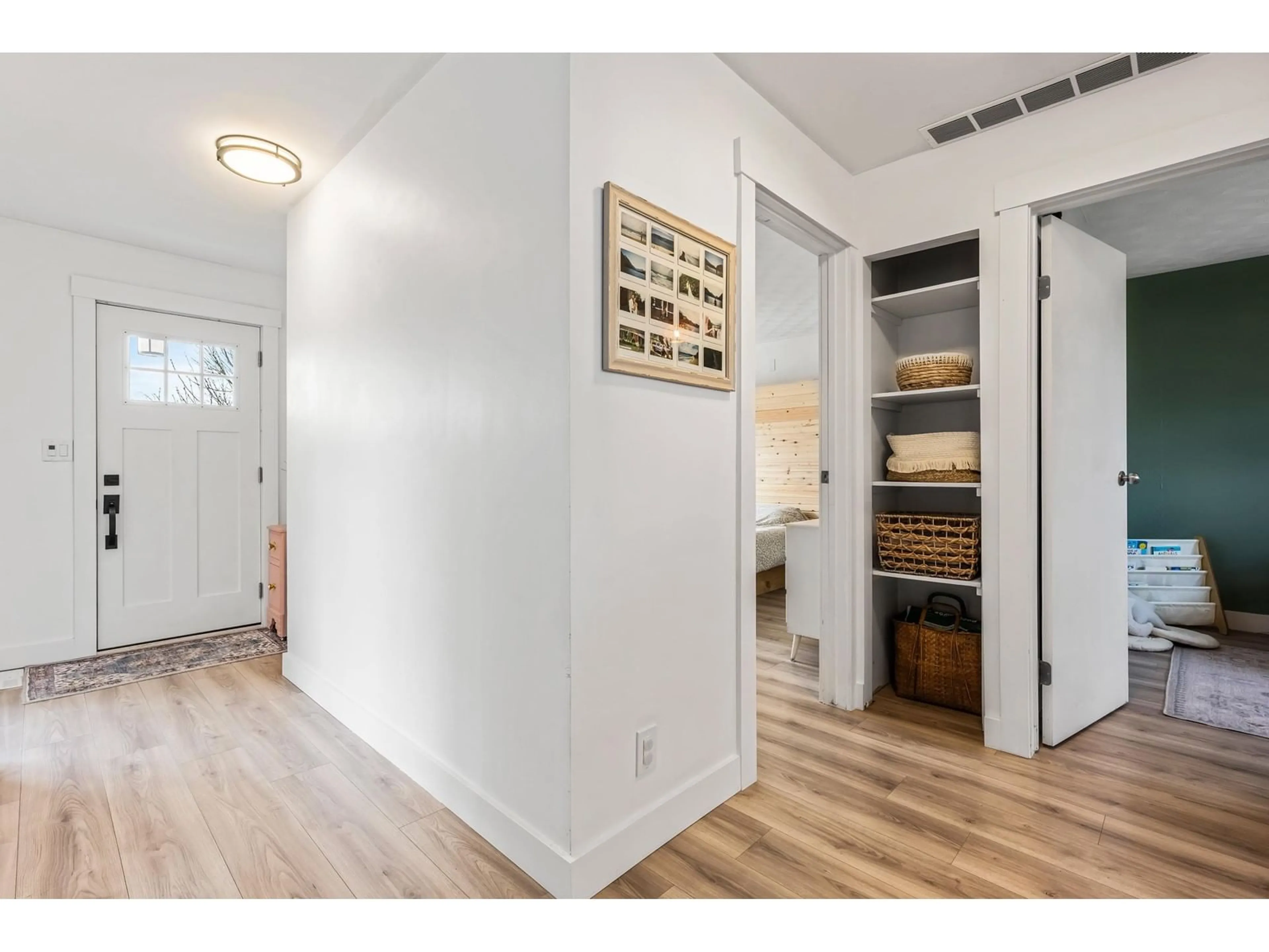 Indoor entryway for 46657 CEDAR AVENUE, Chilliwack British Columbia V2P2H4