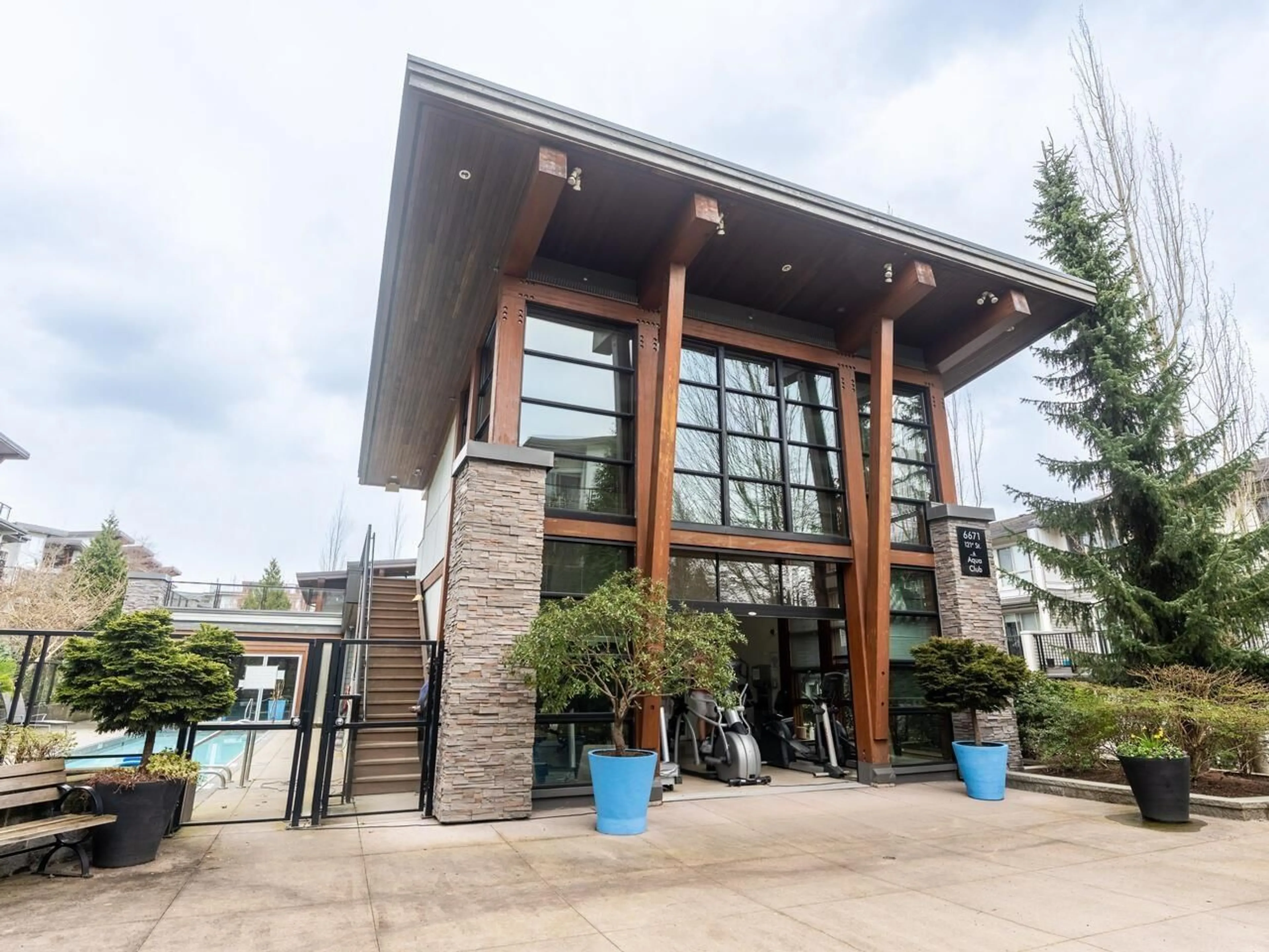 Indoor foyer for 211 - 6688 120, Surrey British Columbia V3W1T8