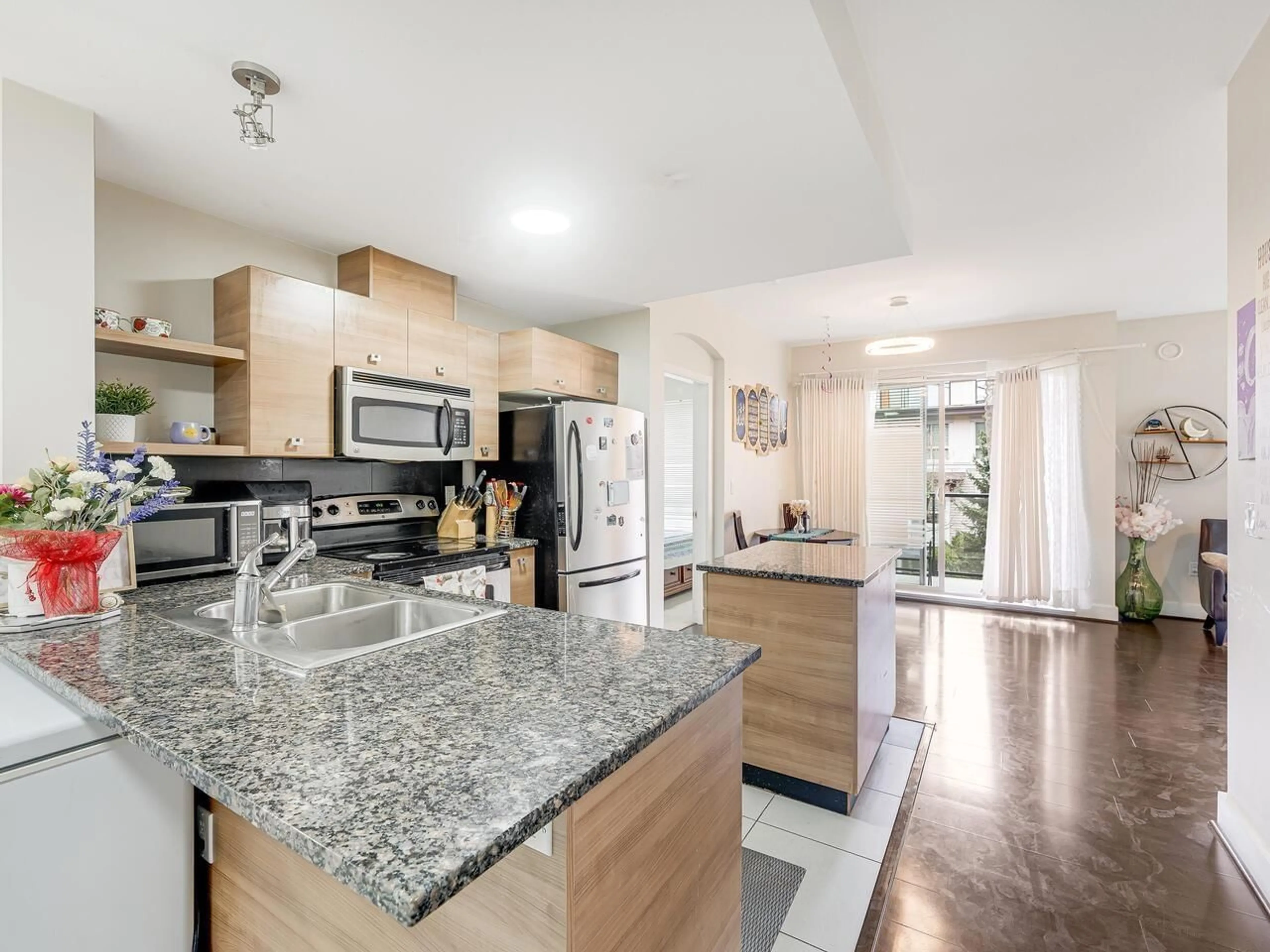 Open concept kitchen, ceramic/tile floor for 211 - 6688 120, Surrey British Columbia V3W1T8