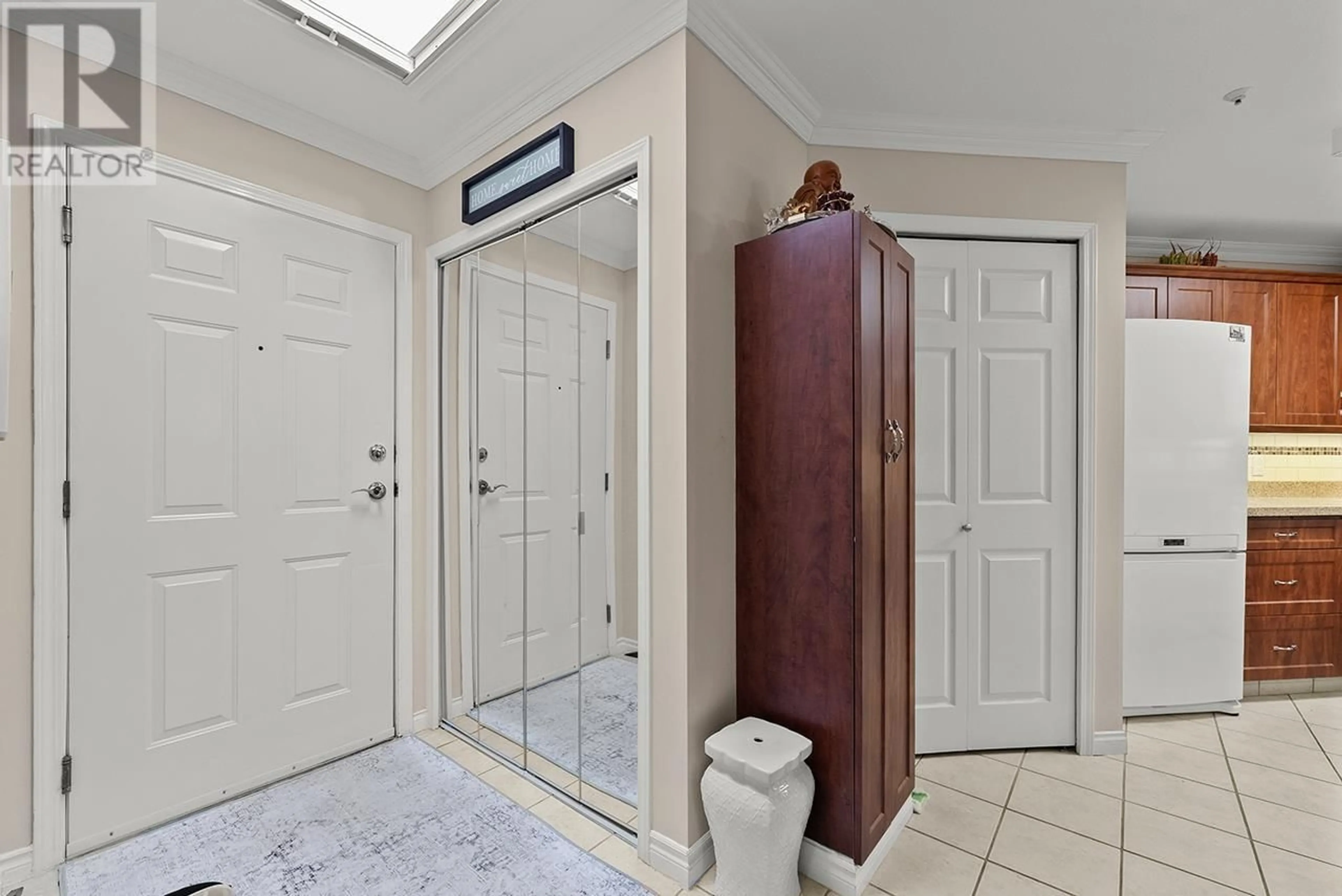 Indoor entryway for 402 - 2970 PRINCESS CRESCENT, Coquitlam British Columbia V3B7R5