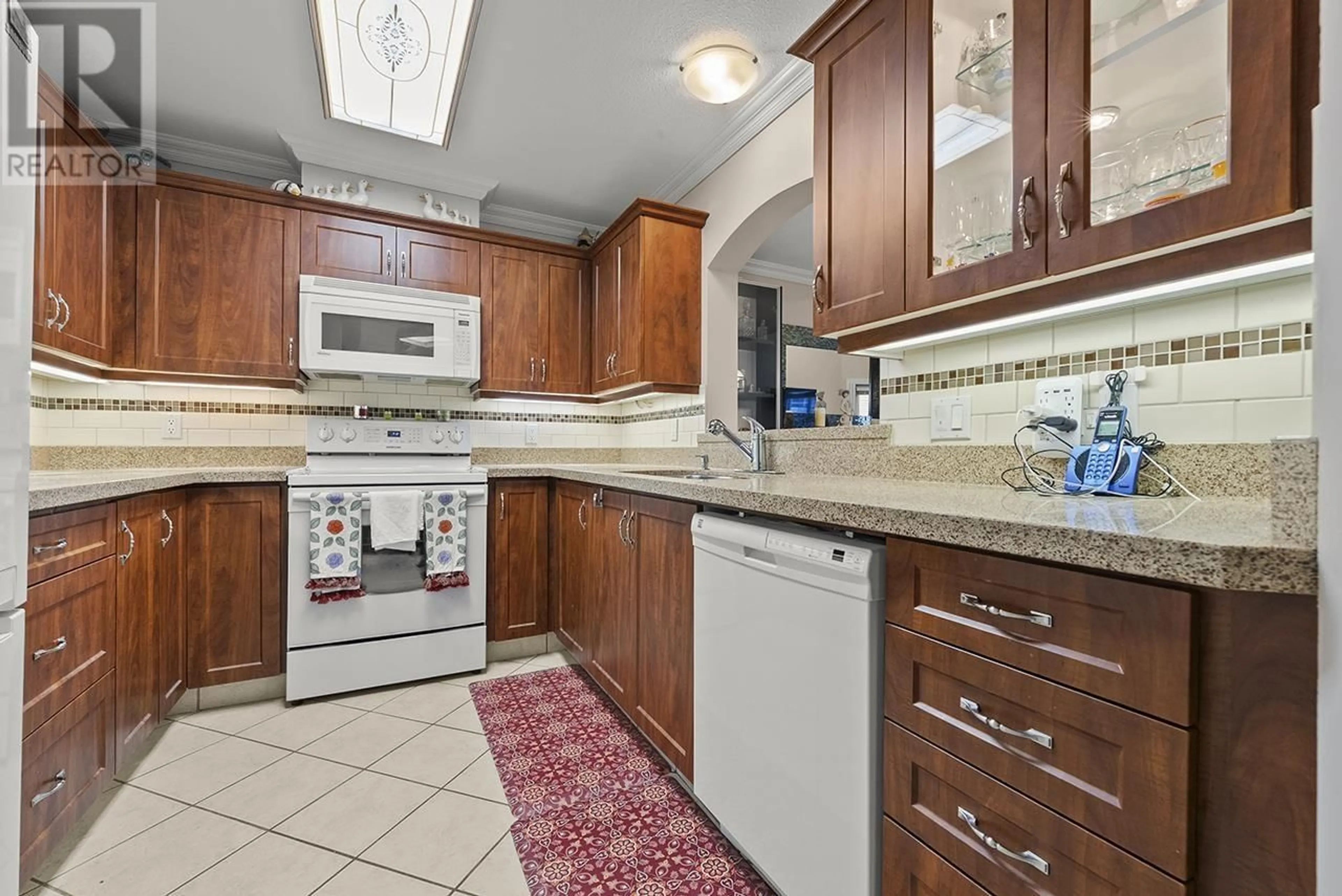 Standard kitchen, ceramic/tile floor for 402 - 2970 PRINCESS CRESCENT, Coquitlam British Columbia V3B7R5