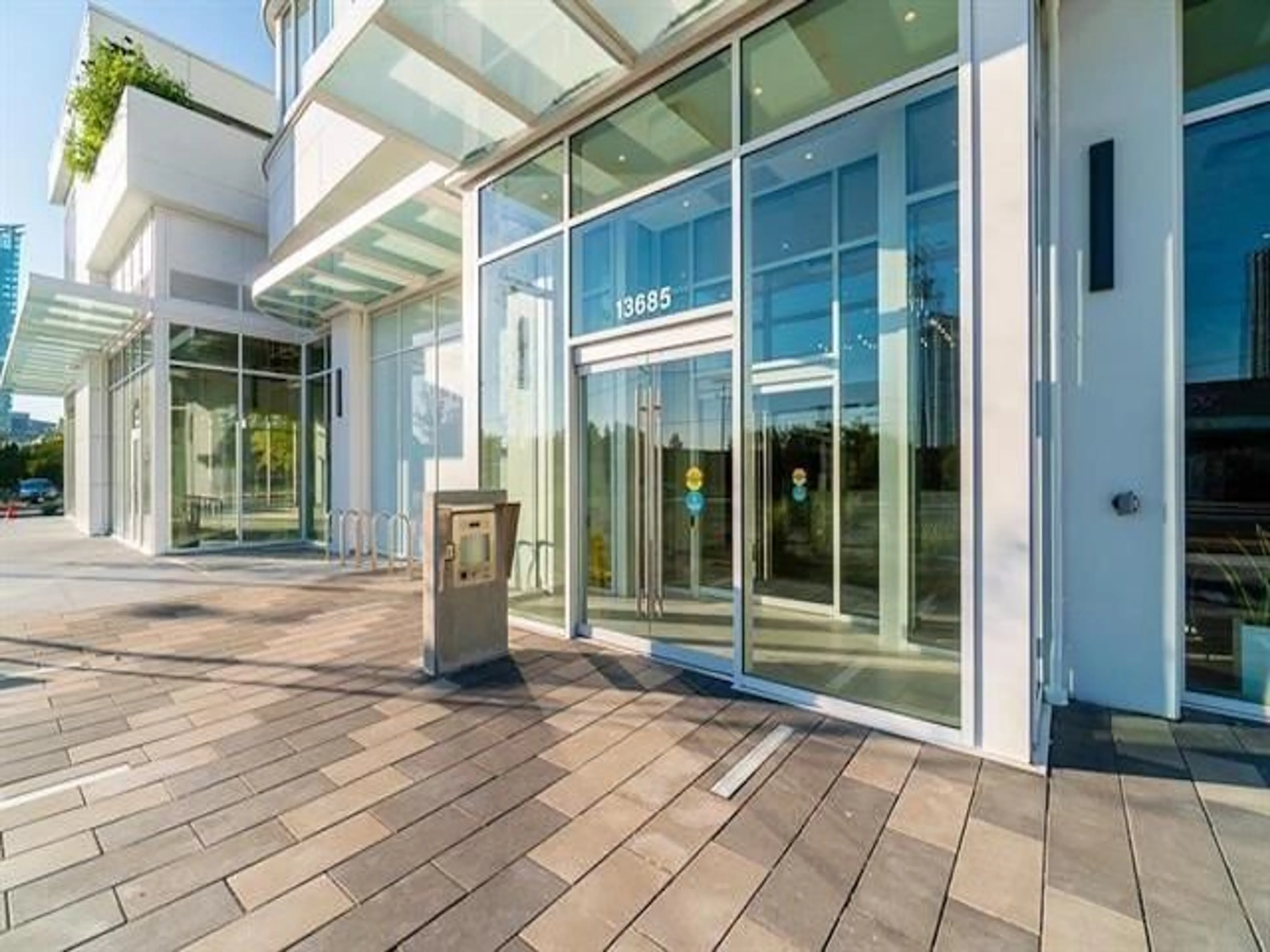 Indoor foyer for 1708 - 13685 102, Surrey British Columbia V3T1N7