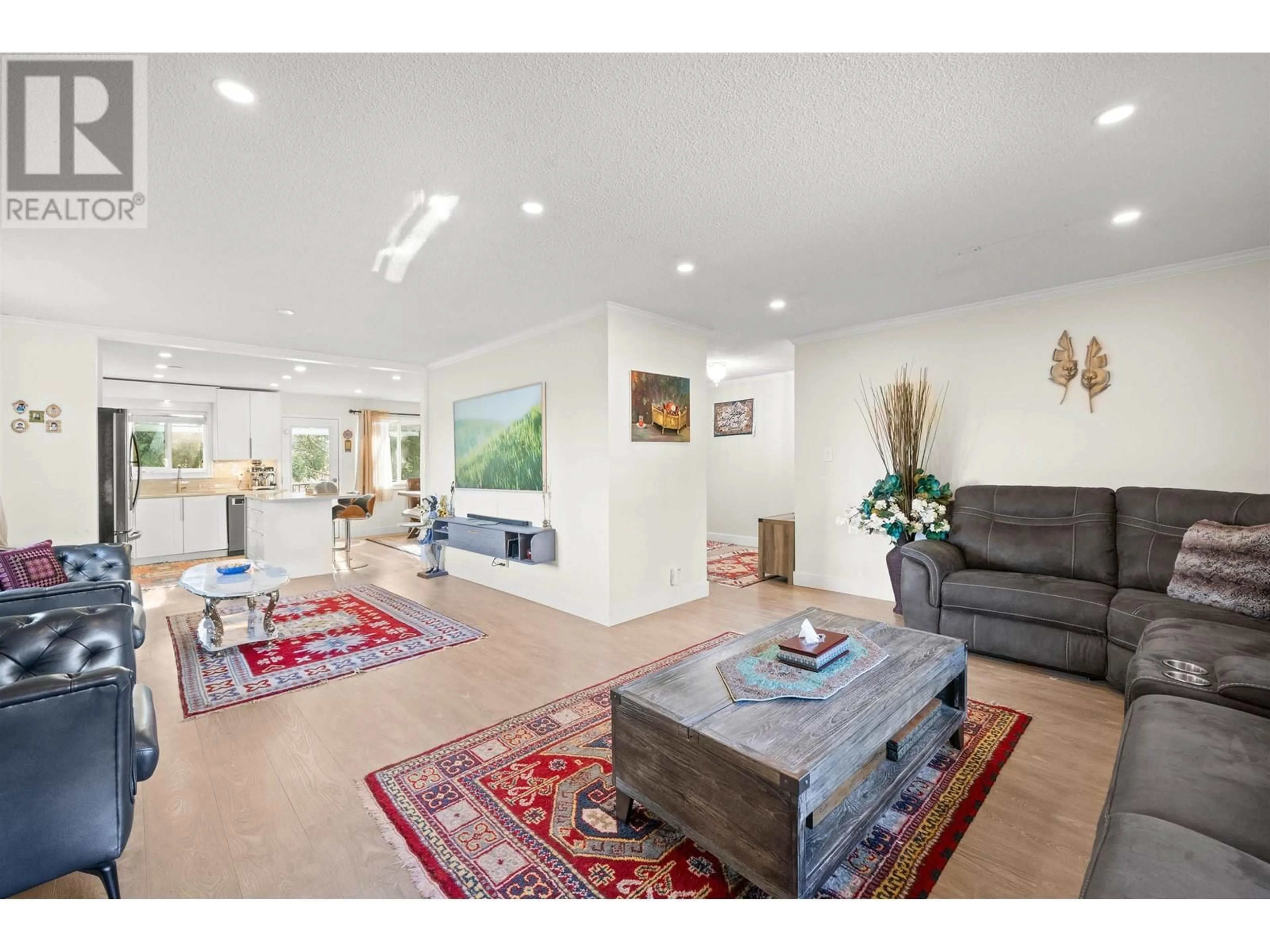 Living room with furniture, unknown for 2333 KIRKSTONE ROAD, North Vancouver British Columbia V7J3M1