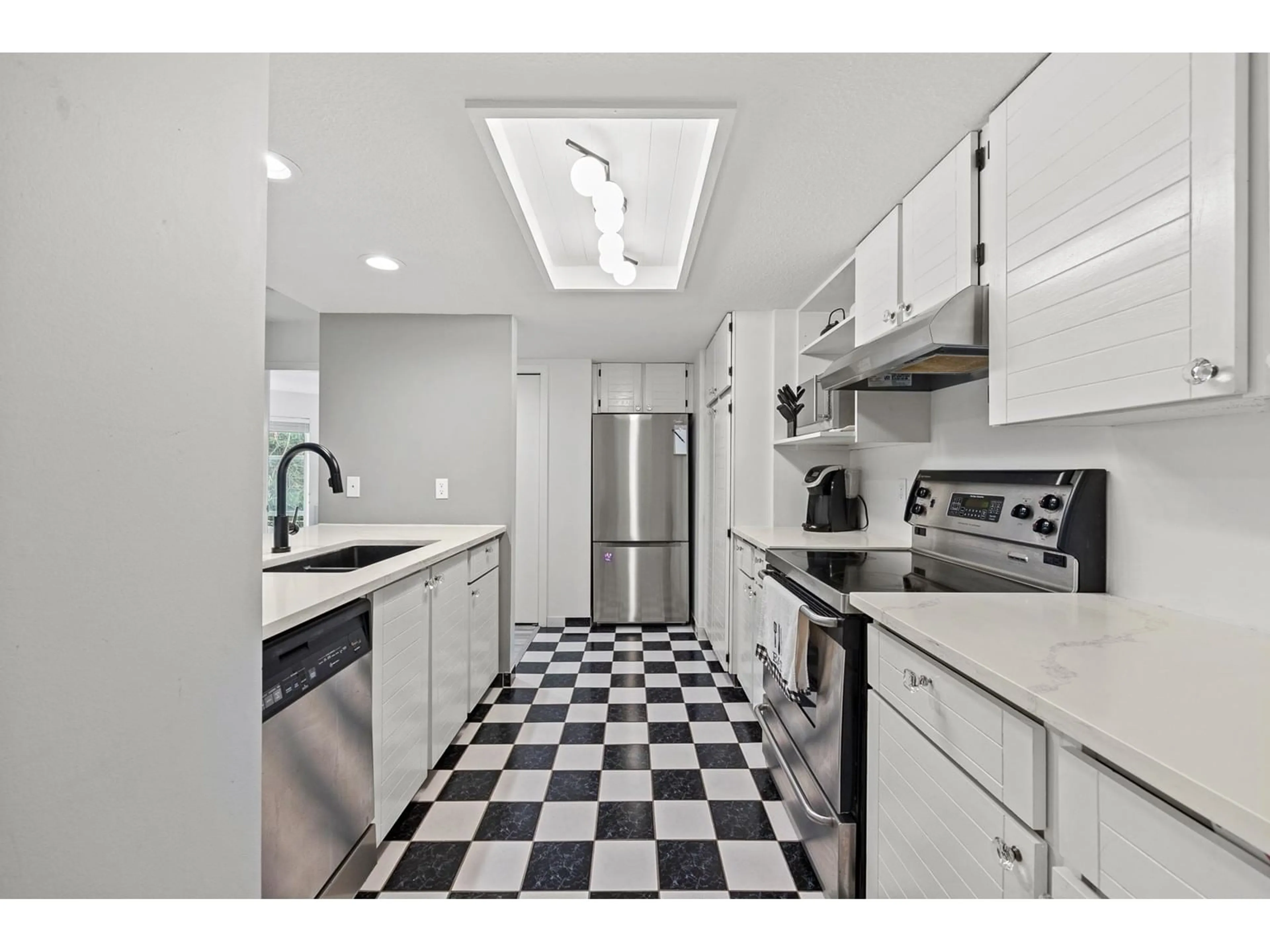 Standard kitchen, ceramic/tile floor for 102 - 15025 VICTORIA, White Rock British Columbia V4B1G2