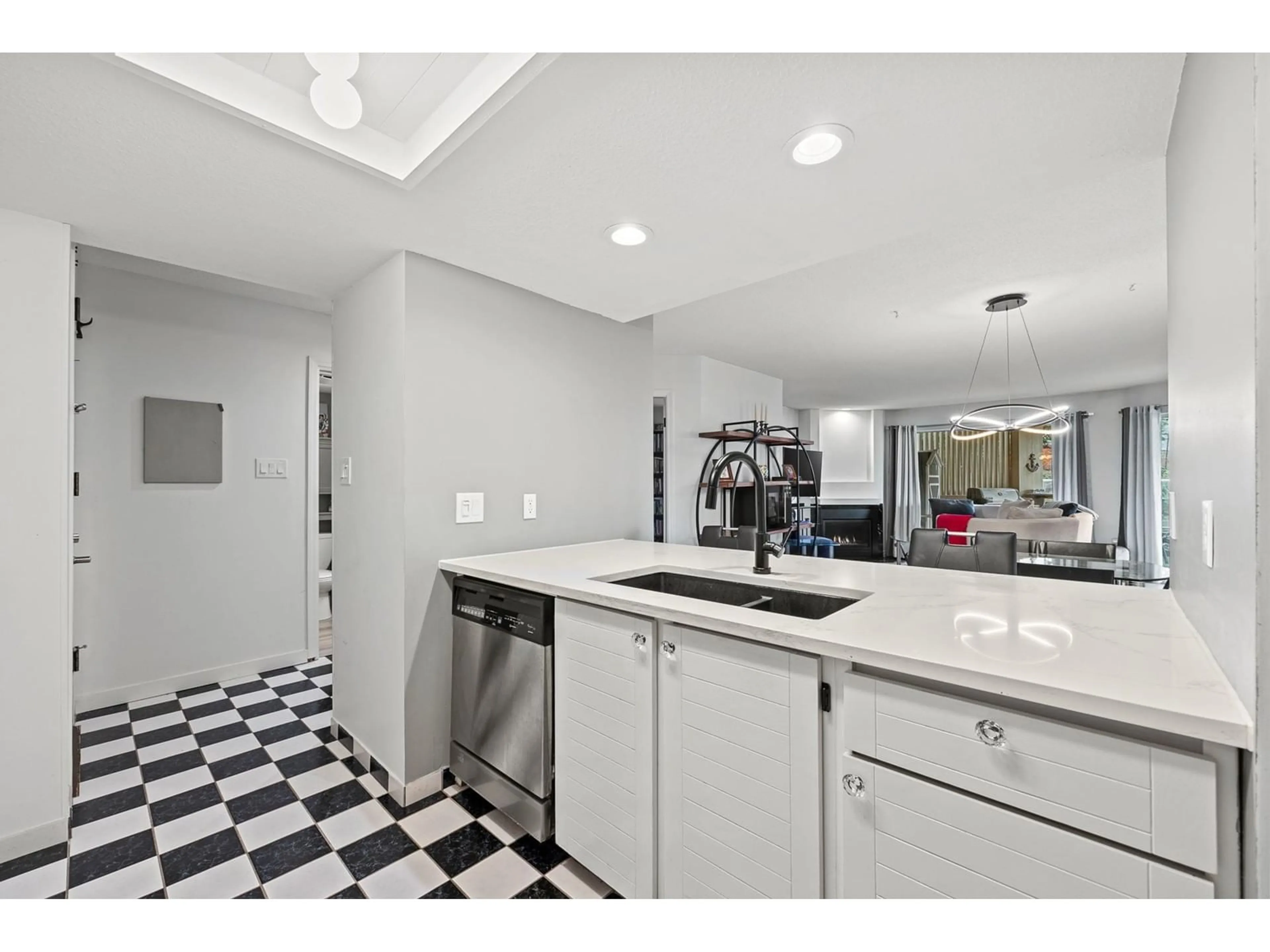 Open concept kitchen, ceramic/tile floor for 102 - 15025 VICTORIA, White Rock British Columbia V4B1G2