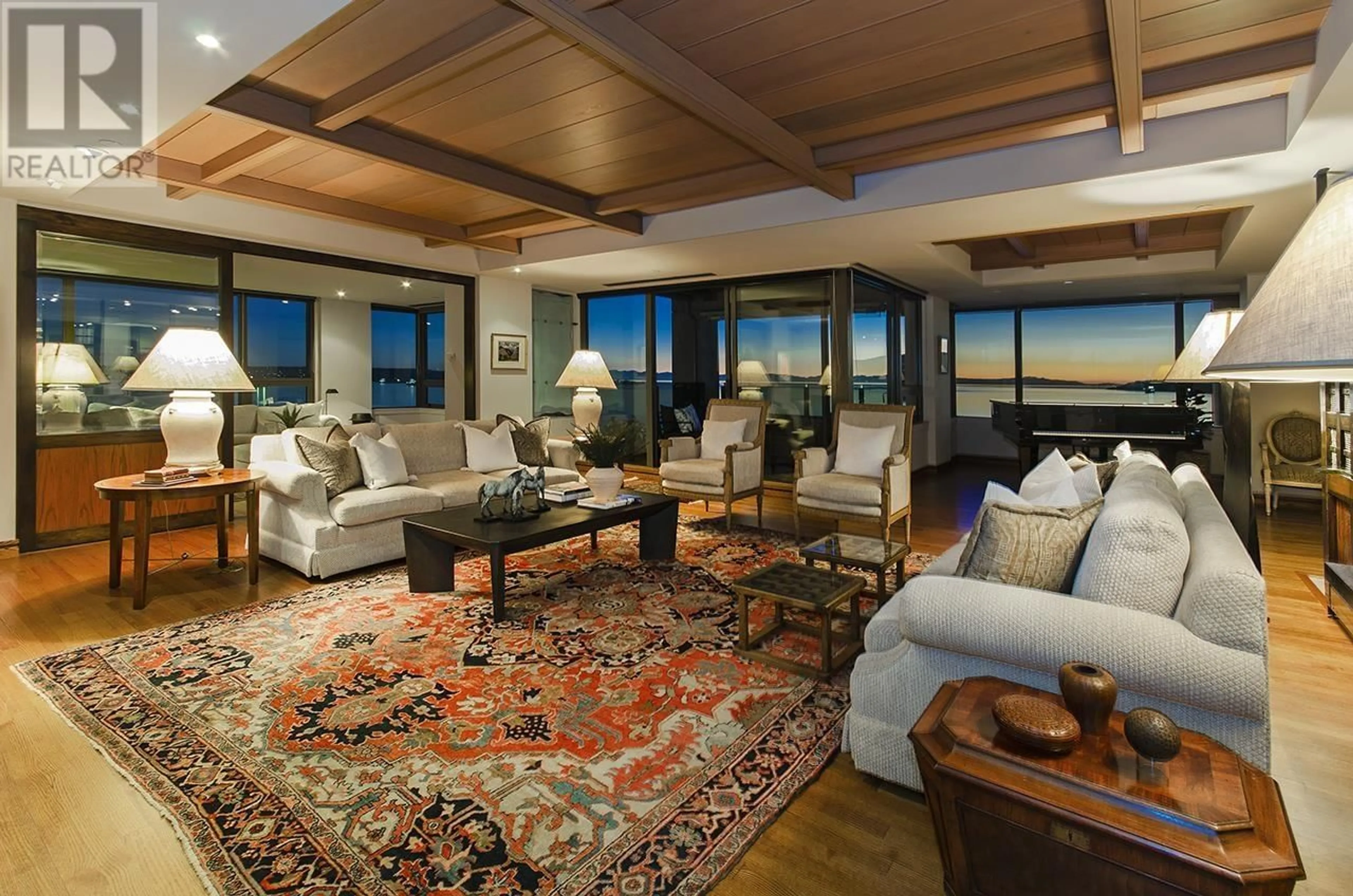 Living room with furniture, carpet floor for 10 - 2250 BELLEVUE AVENUE, West Vancouver British Columbia V7V1C6