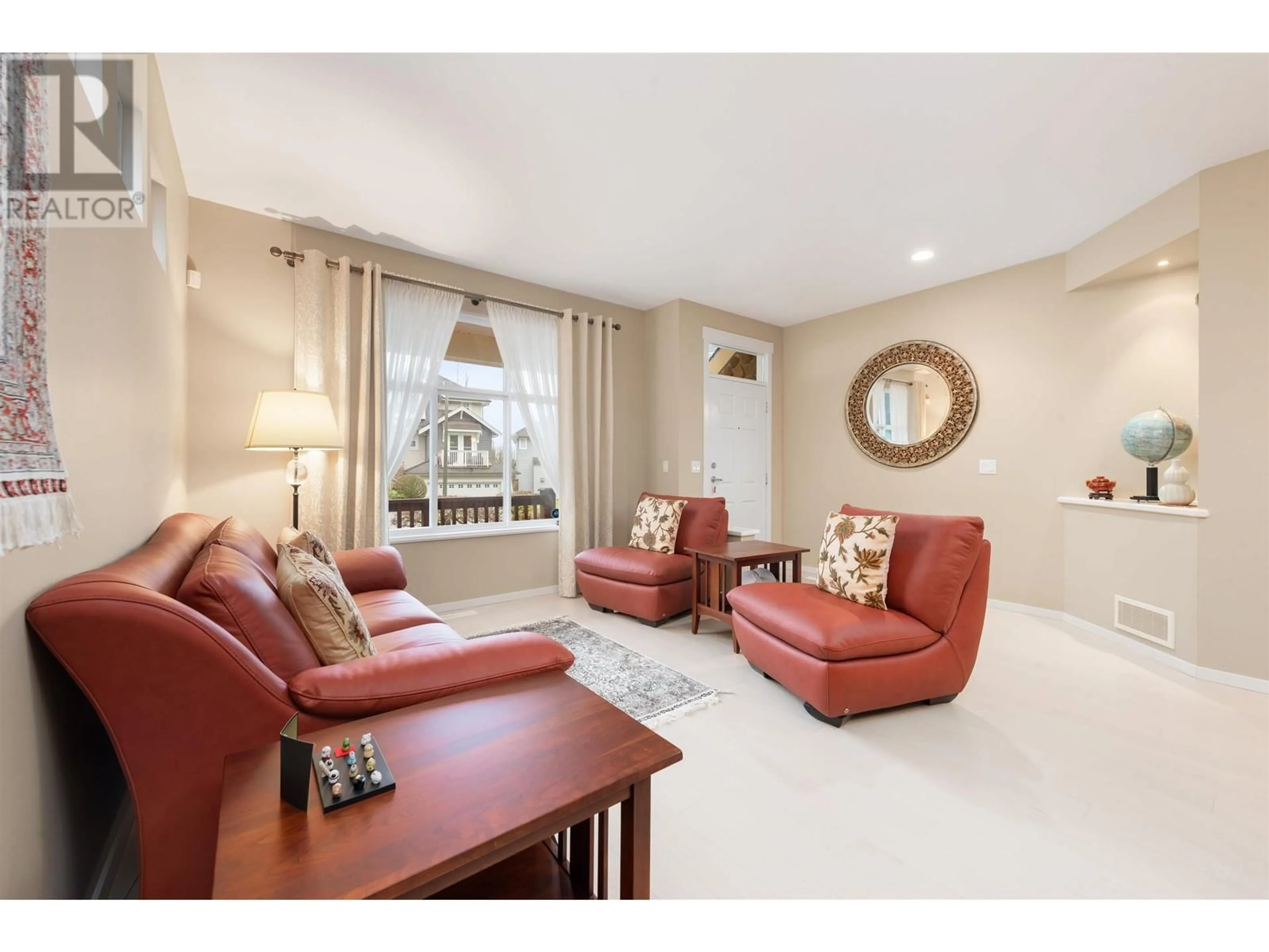 Living room with furniture, unknown for 118 HAWTHORN DRIVE, Port Moody British Columbia V3H0C5
