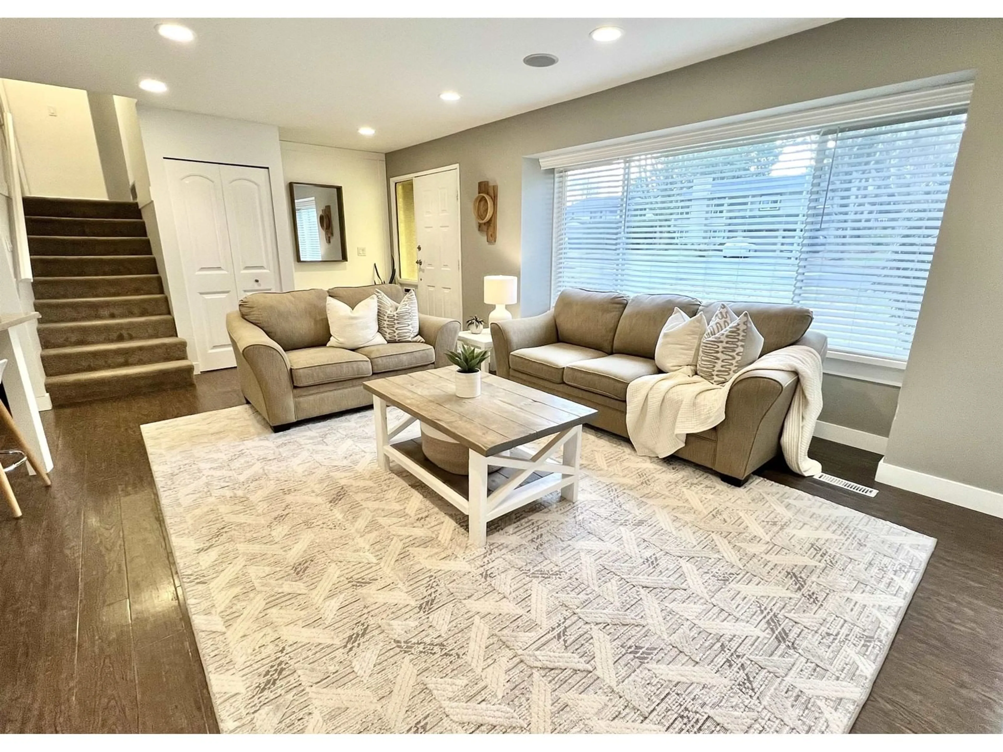 Living room with furniture, carpet floor for 6228 172, Surrey British Columbia V3S5W1