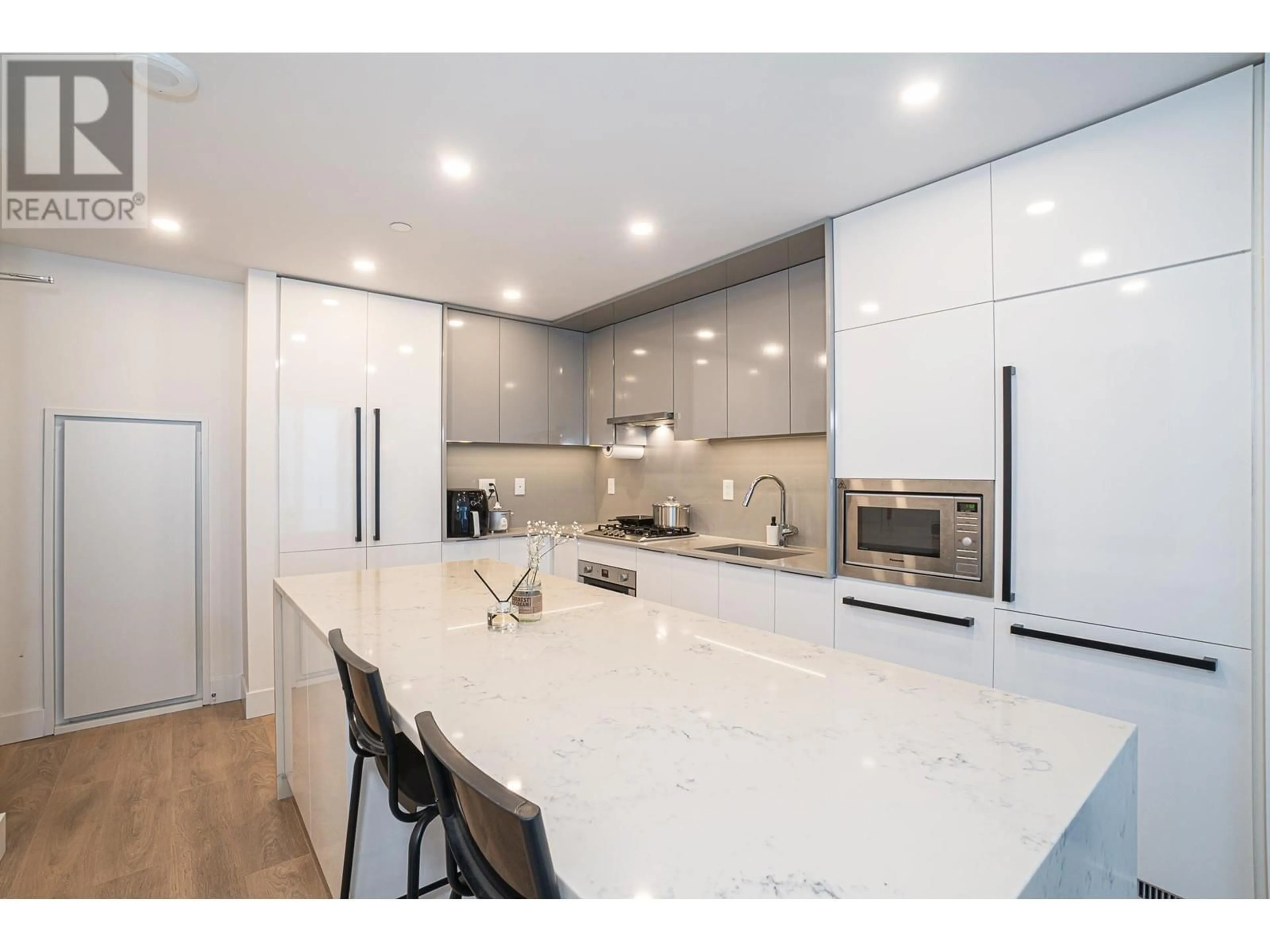 Contemporary kitchen, unknown for 2510 - 4711 HAZEL STREET, Burnaby British Columbia V5H0J9