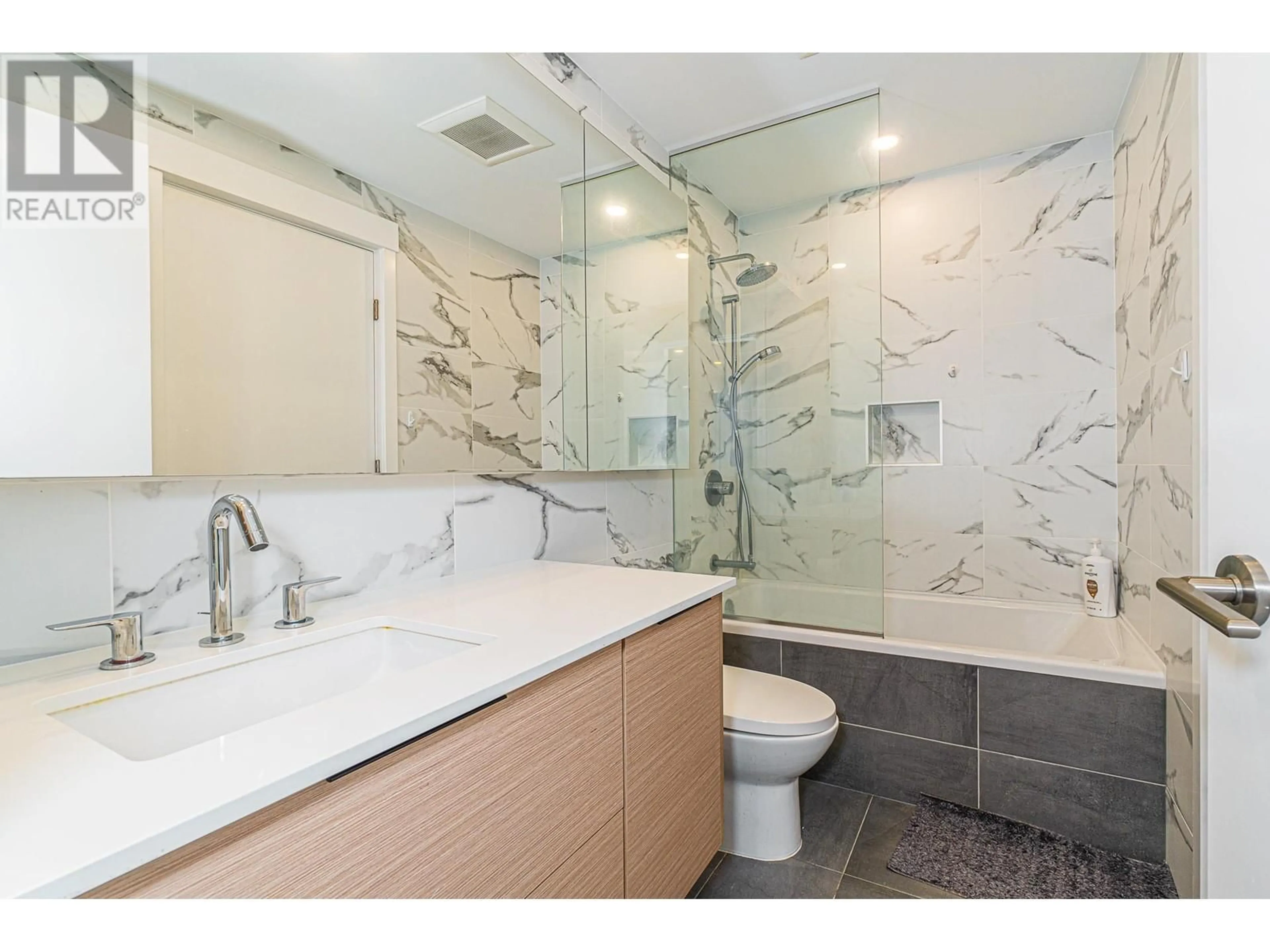 Standard bathroom, ceramic/tile floor for 2510 - 4711 HAZEL STREET, Burnaby British Columbia V5H0J9