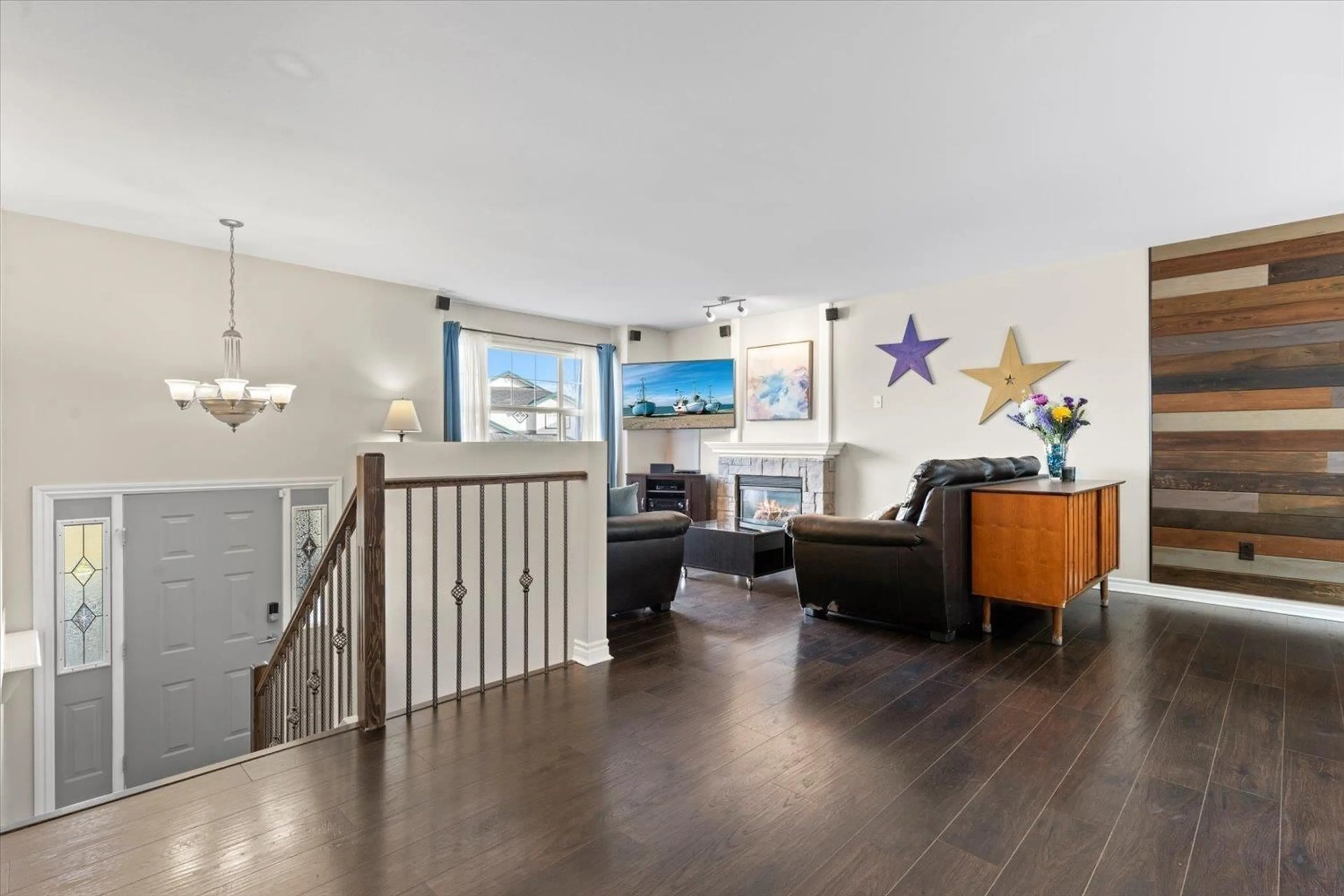 Living room with furniture, wood/laminate floor for 46350 VALLEYVIEW ROAD, Chilliwack British Columbia V2R5R9