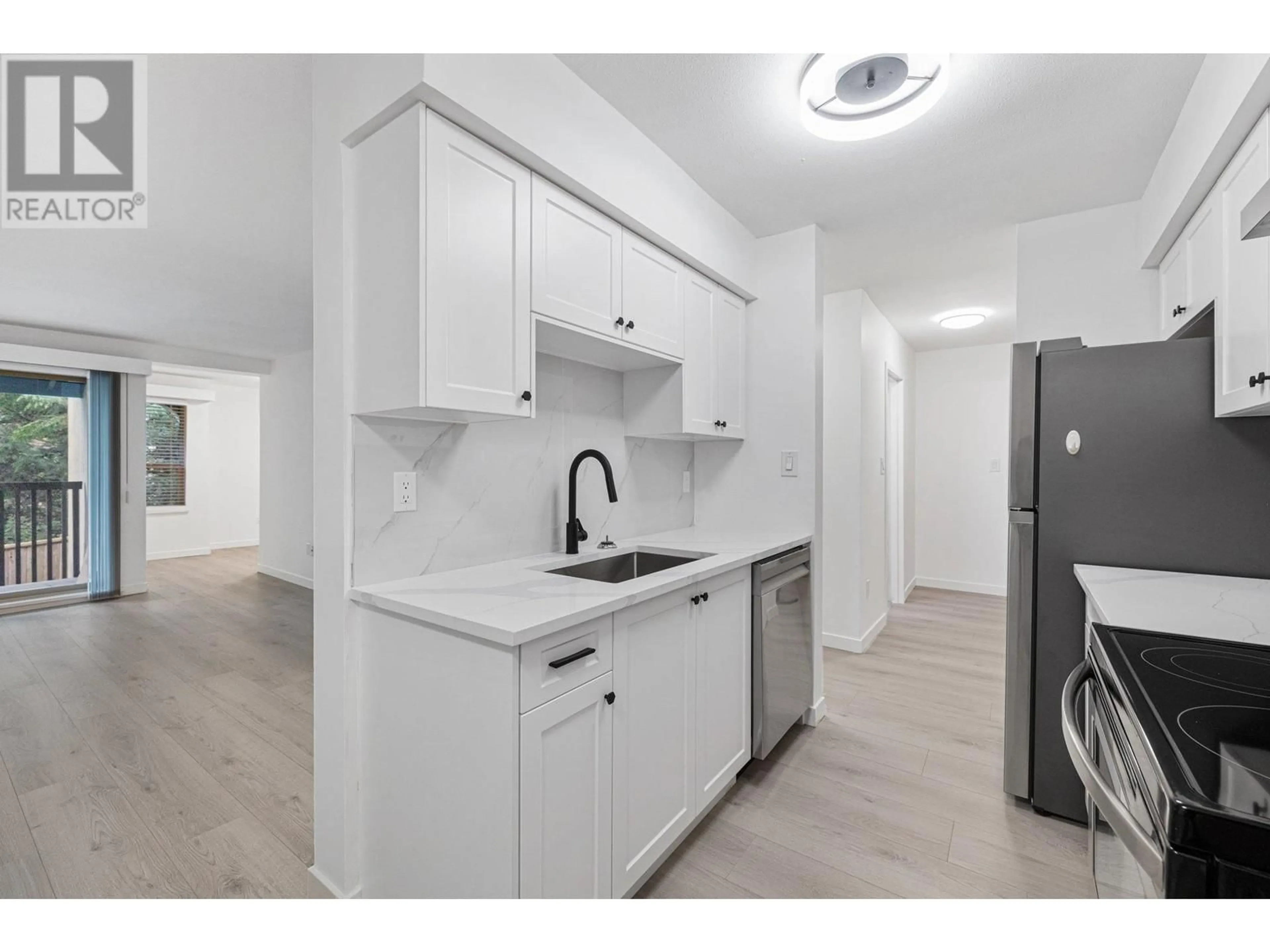 Standard kitchen, unknown for 402 - 9857 MANCHESTER DRIVE, Burnaby British Columbia V3N4P5