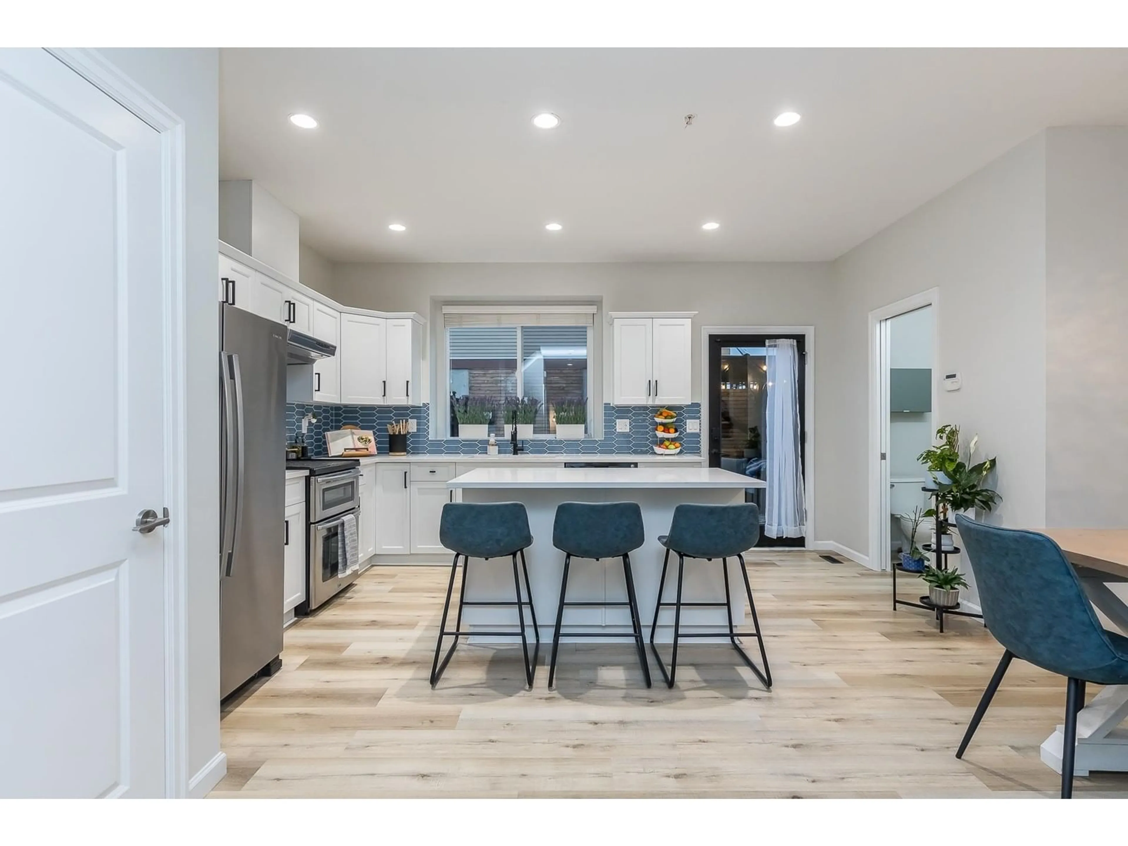Open concept kitchen, unknown for 20845 71B, Langley British Columbia V2Y0J1
