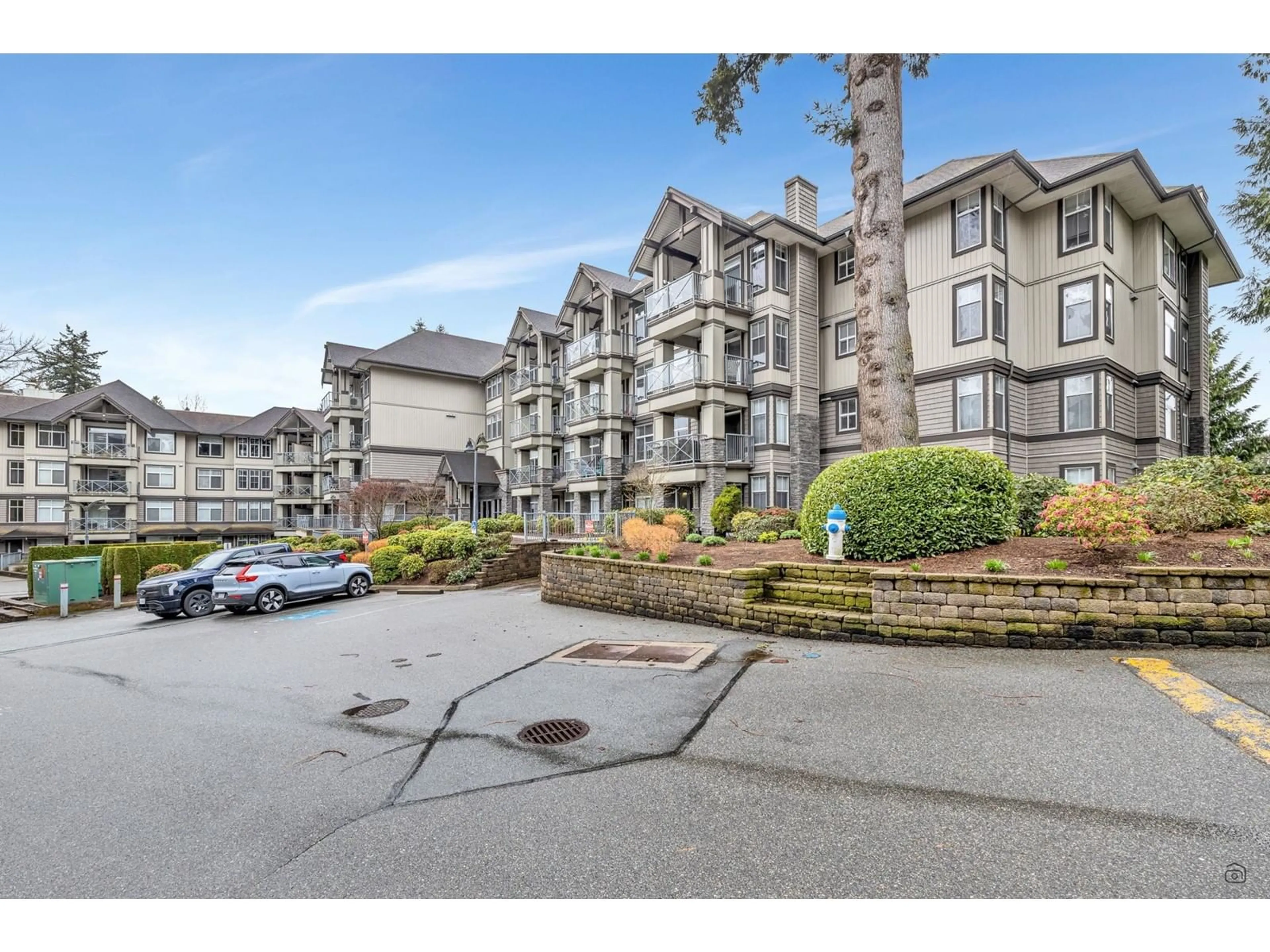 A pic from outside/outdoor area/front of a property/back of a property/a pic from drone, mountain view for 203 - 33318 BOURQUIN EAST, Abbotsford British Columbia V2S0A6