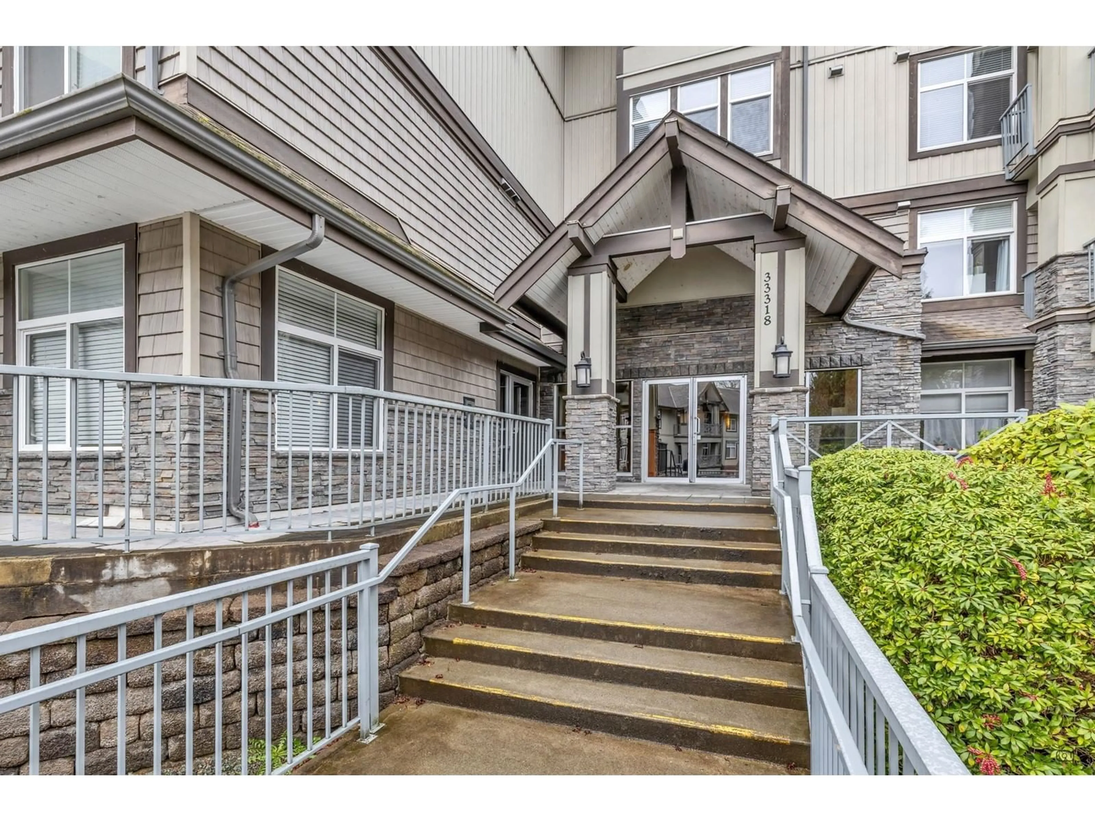 Indoor foyer for 203 - 33318 BOURQUIN EAST, Abbotsford British Columbia V2S0A6