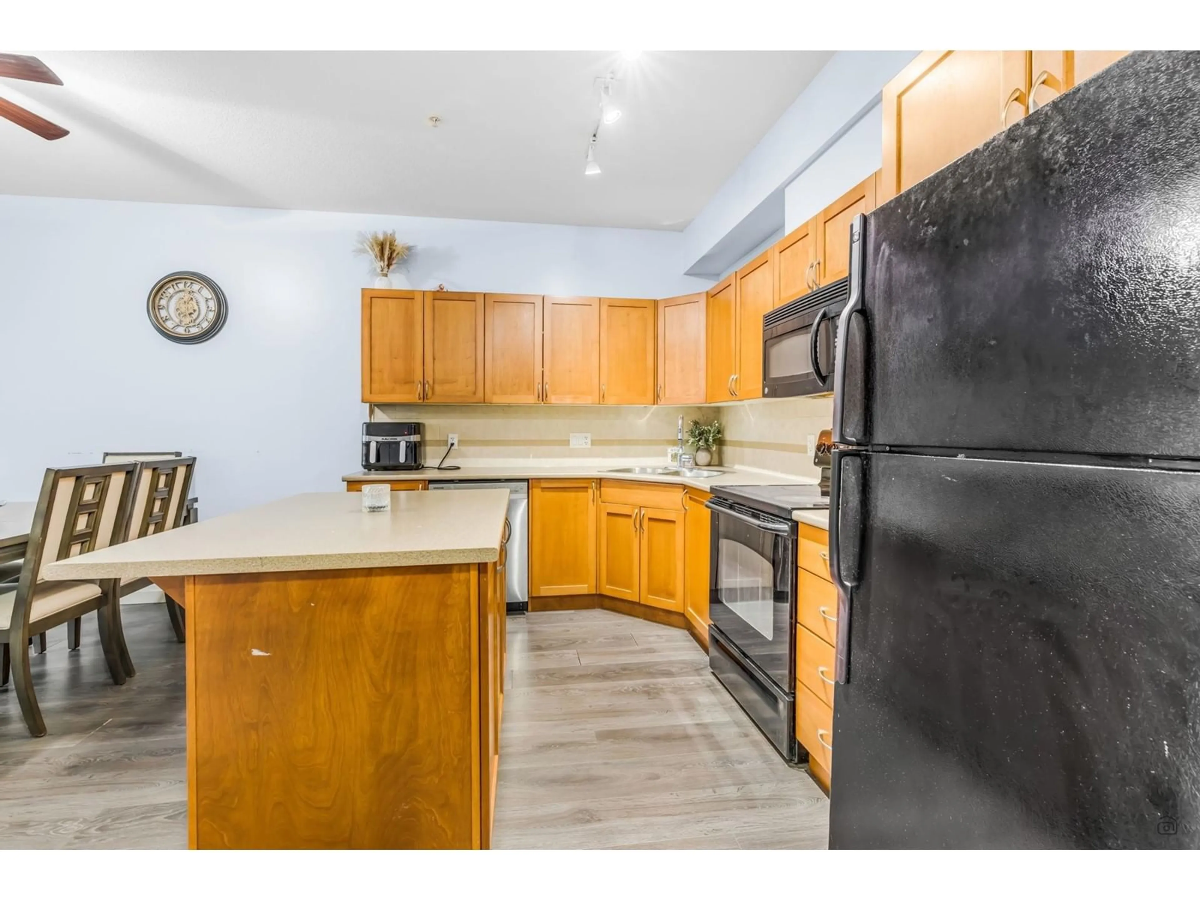 Standard kitchen, unknown for 203 - 33318 BOURQUIN EAST, Abbotsford British Columbia V2S0A6
