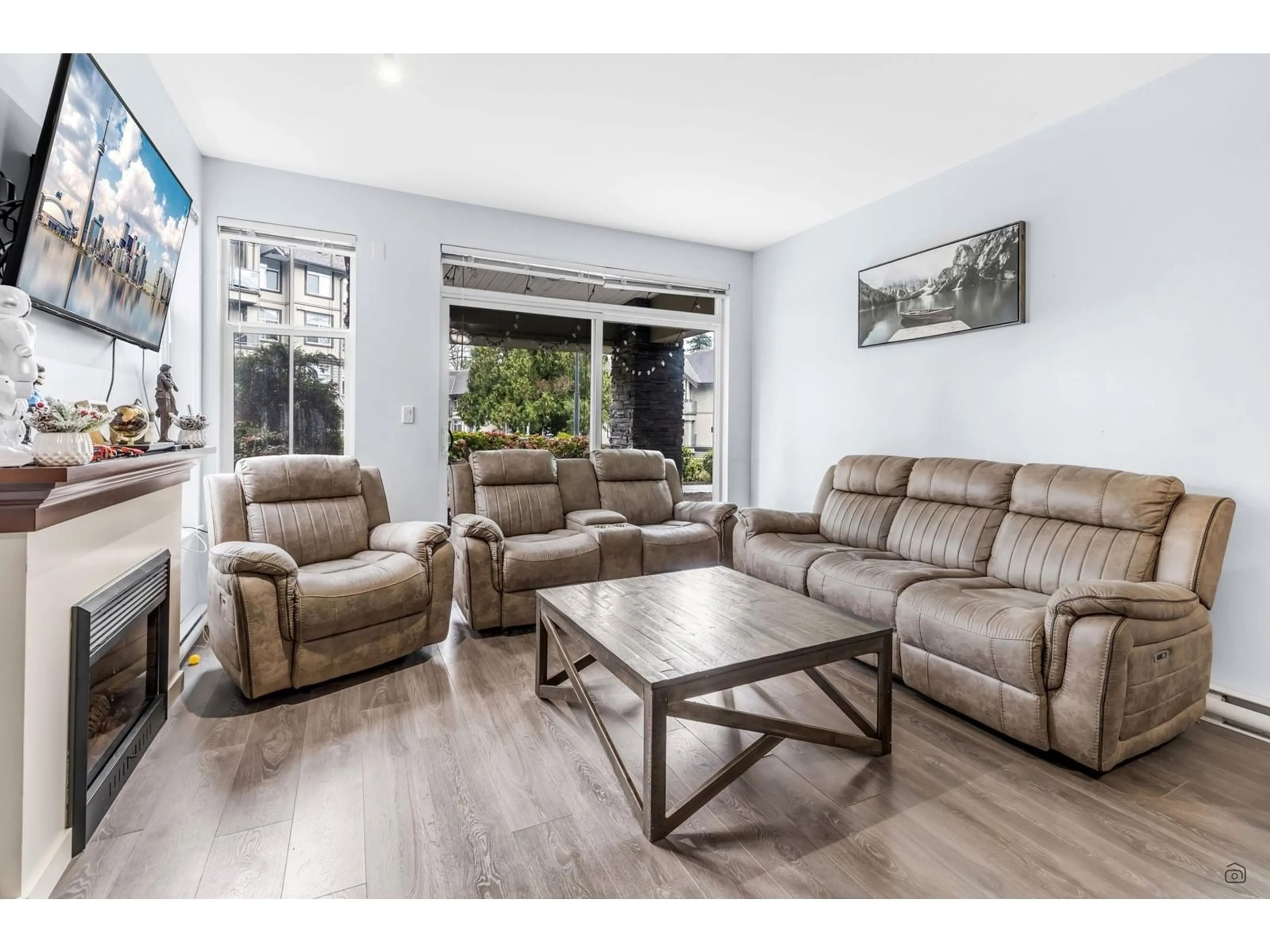Living room with furniture, wood/laminate floor for 203 - 33318 BOURQUIN EAST, Abbotsford British Columbia V2S0A6