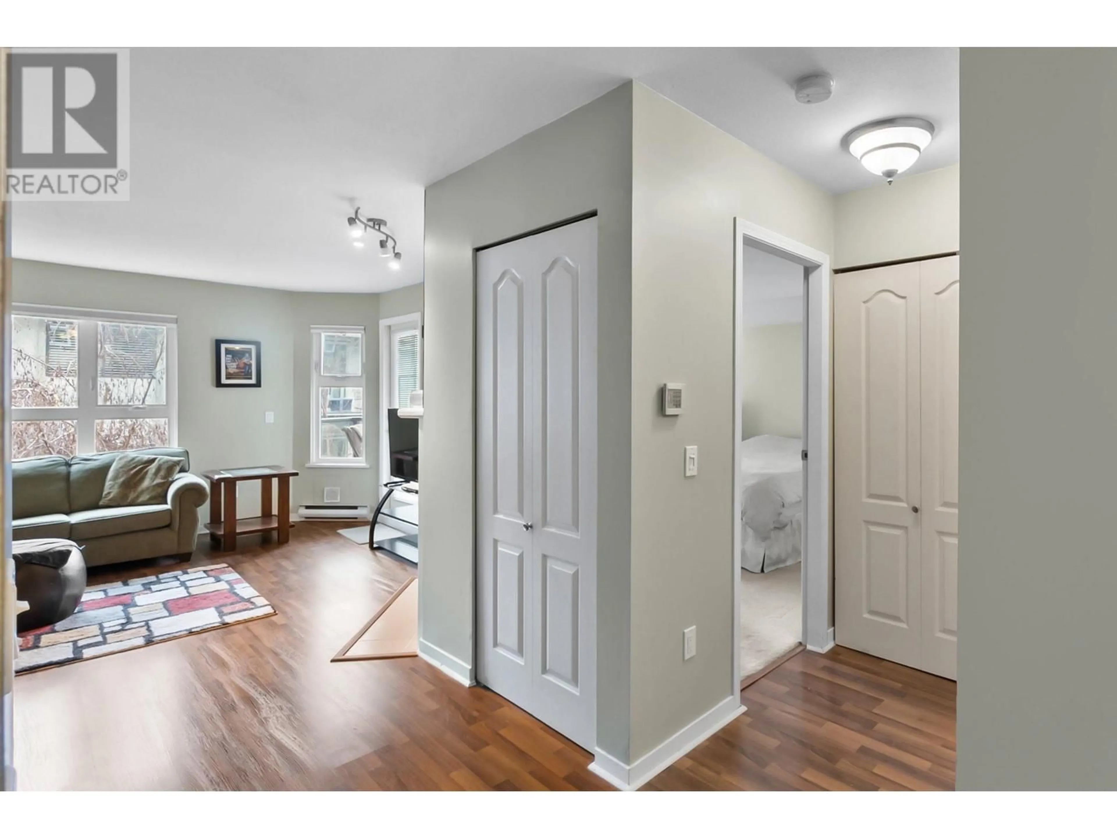 Indoor entryway for 202 - 1535 CHESTERFIELD AVENUE, North Vancouver British Columbia V7M2N5