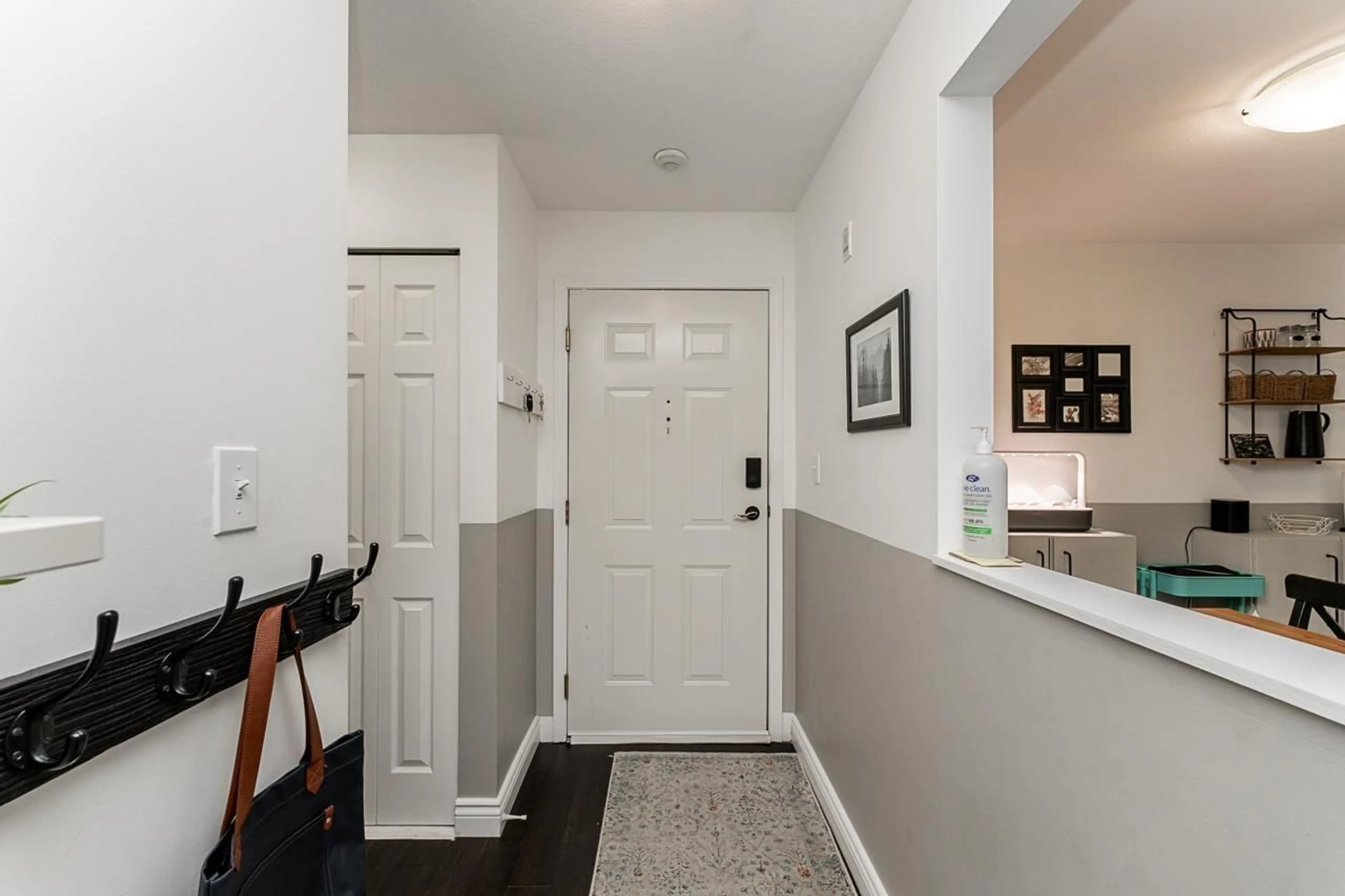 Indoor entryway for 208 - 1533 BEST, White Rock British Columbia V4B4E9