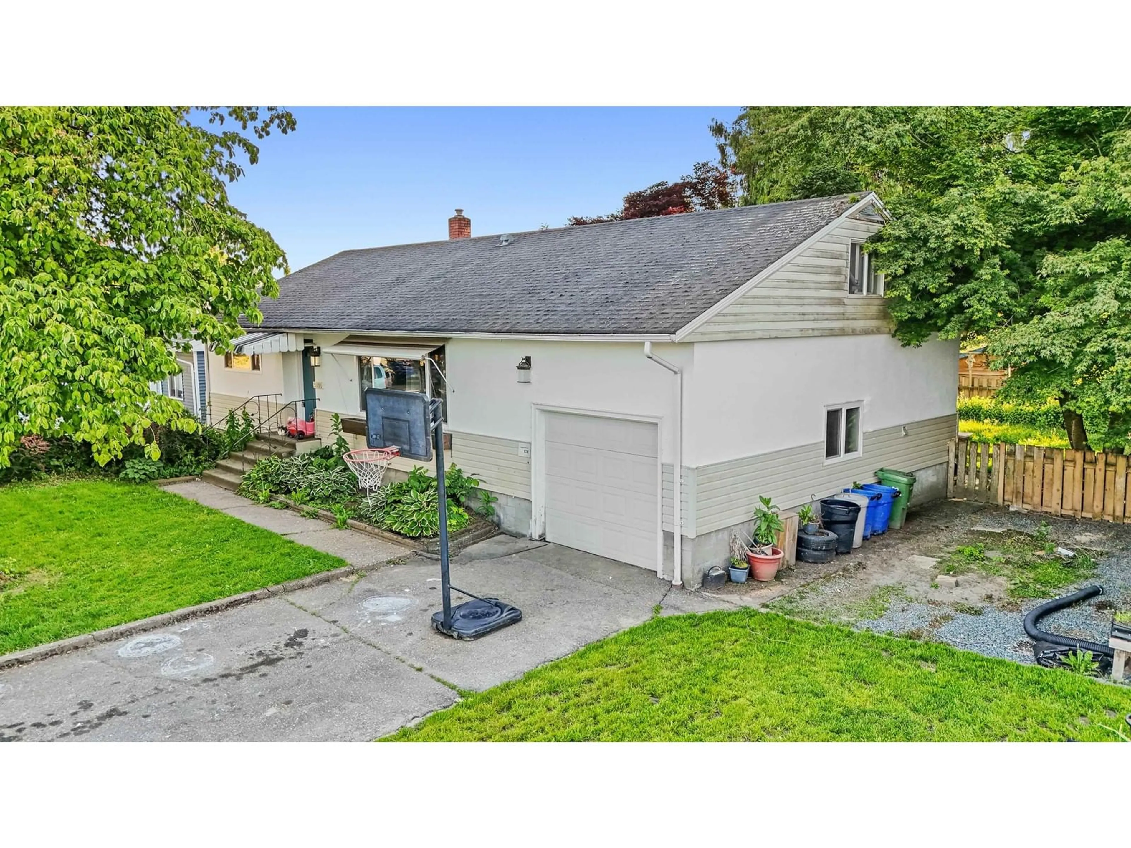 A pic from outside/outdoor area/front of a property/back of a property/a pic from drone, street for 9695 MAURICE STREET, Chilliwack British Columbia V2P5B8