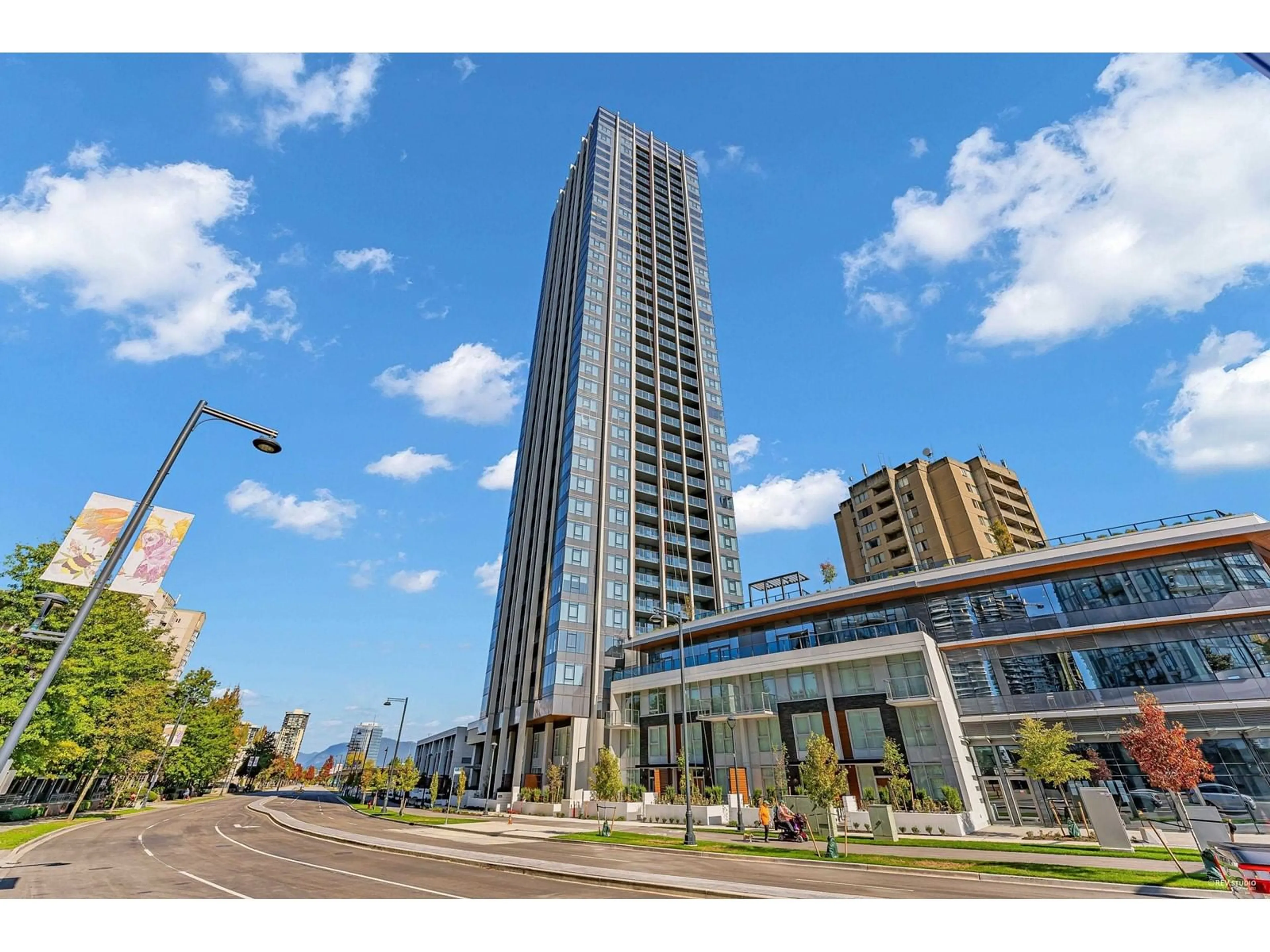 Indoor foyer for 302 - 10448 UNIVERSITY, Surrey British Columbia V3T0S7