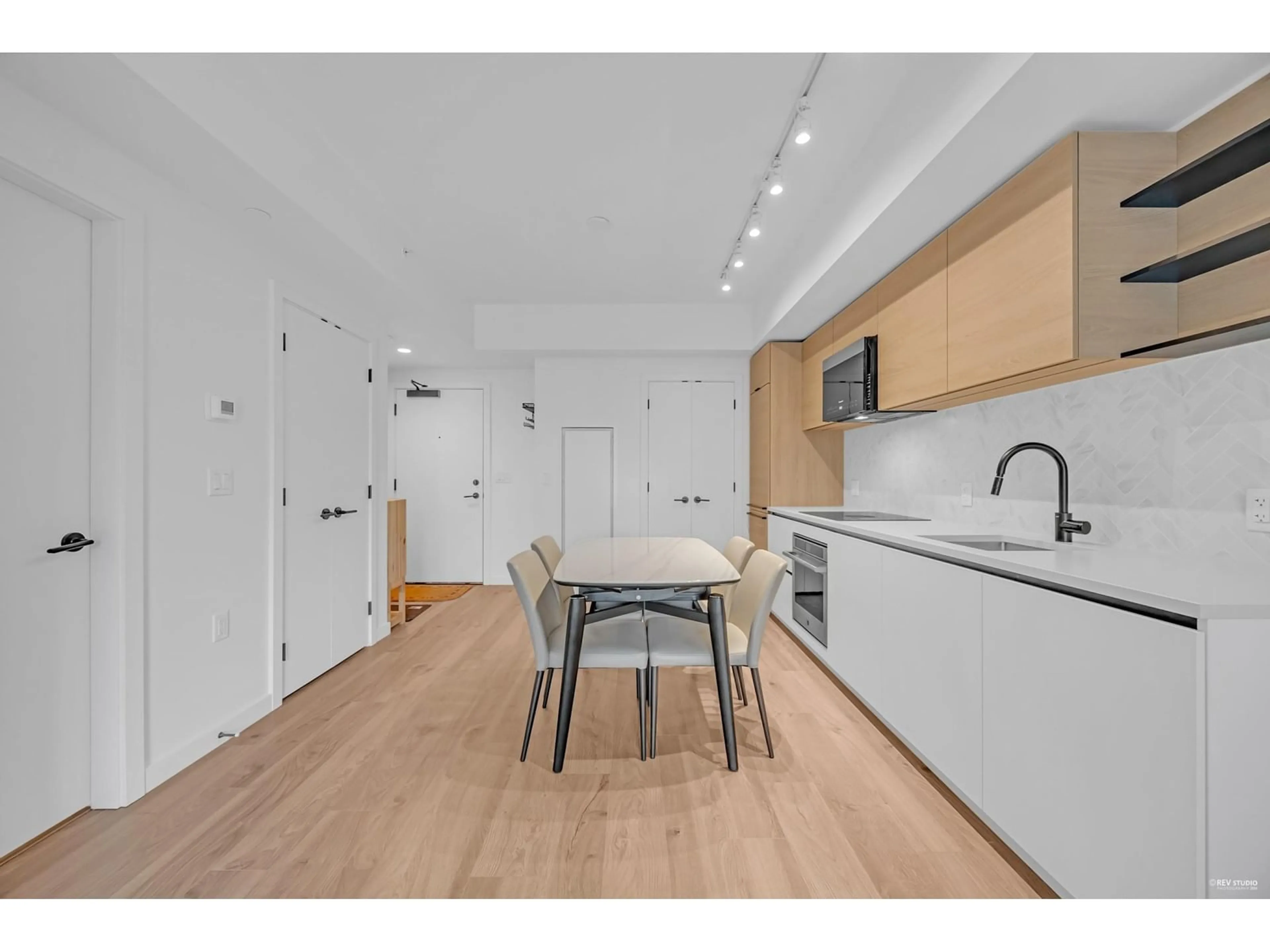 Open concept kitchen, wood/laminate floor for 302 - 10448 UNIVERSITY, Surrey British Columbia V3T0S7