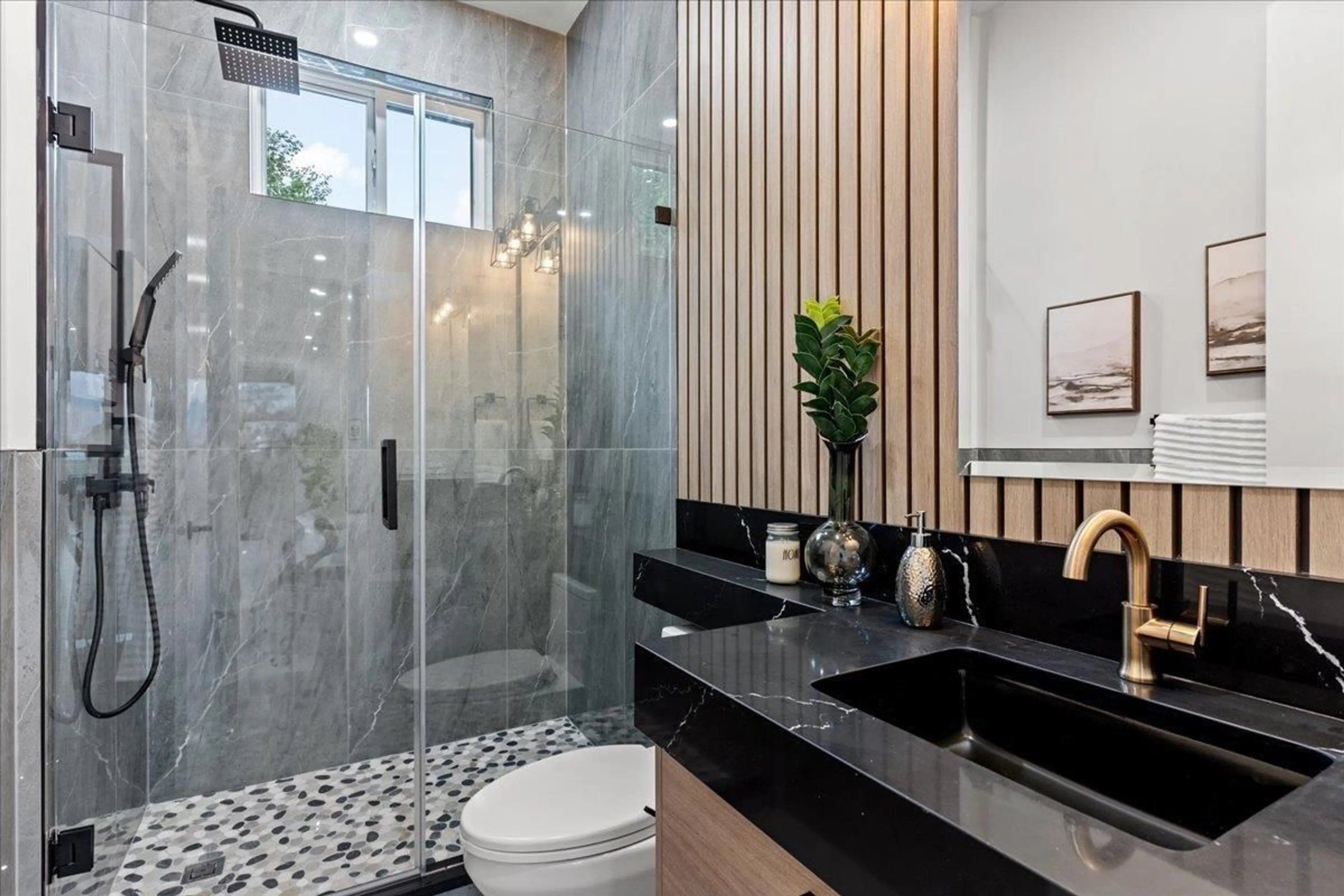 Contemporary bathroom, ceramic/tile floor for 51205 CHARLOTTE PLACE, Chilliwack British Columbia V4Z0E5