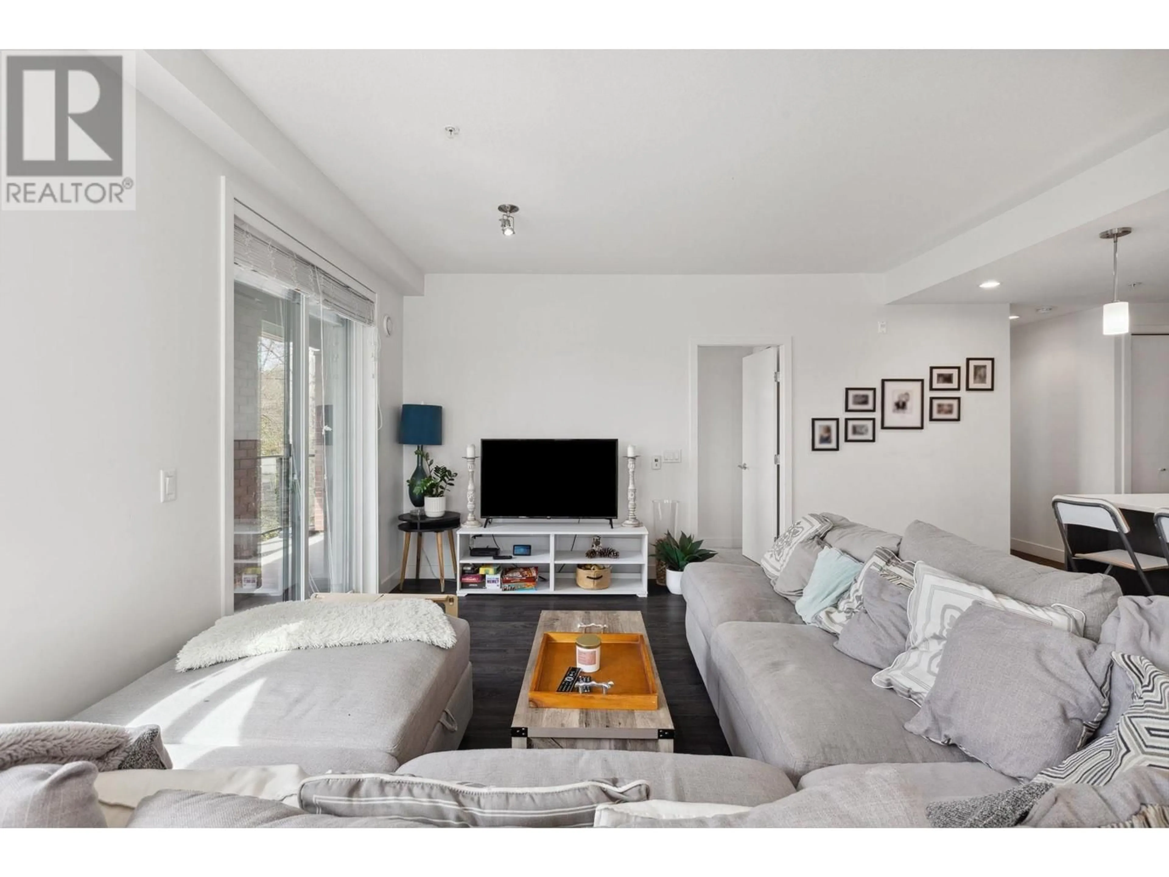 Living room with furniture, unknown for 425 - 723 3RD STREET, North Vancouver British Columbia V7M0E4