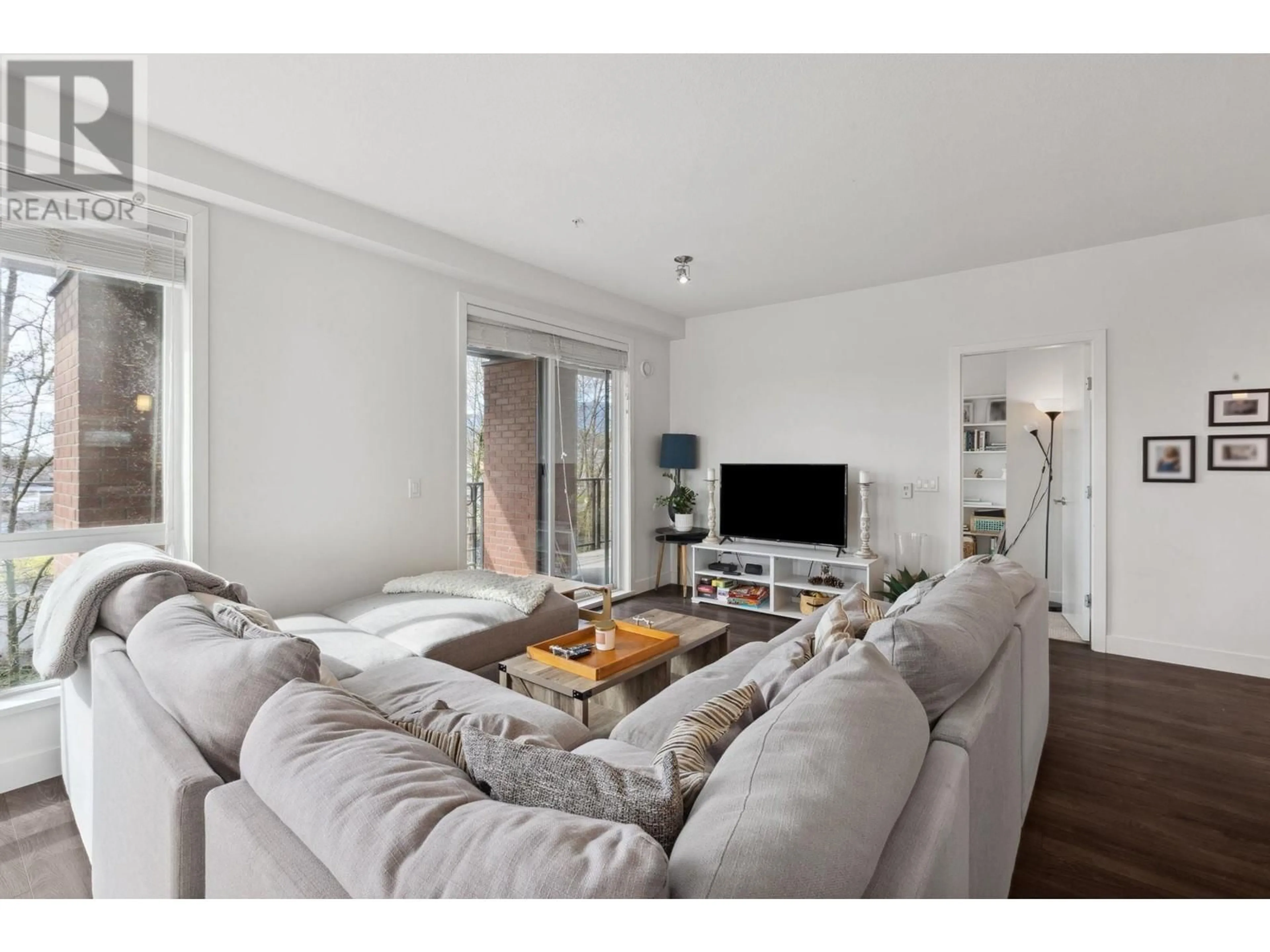 Living room with furniture, unknown for 425 - 723 3RD STREET, North Vancouver British Columbia V7M0E4